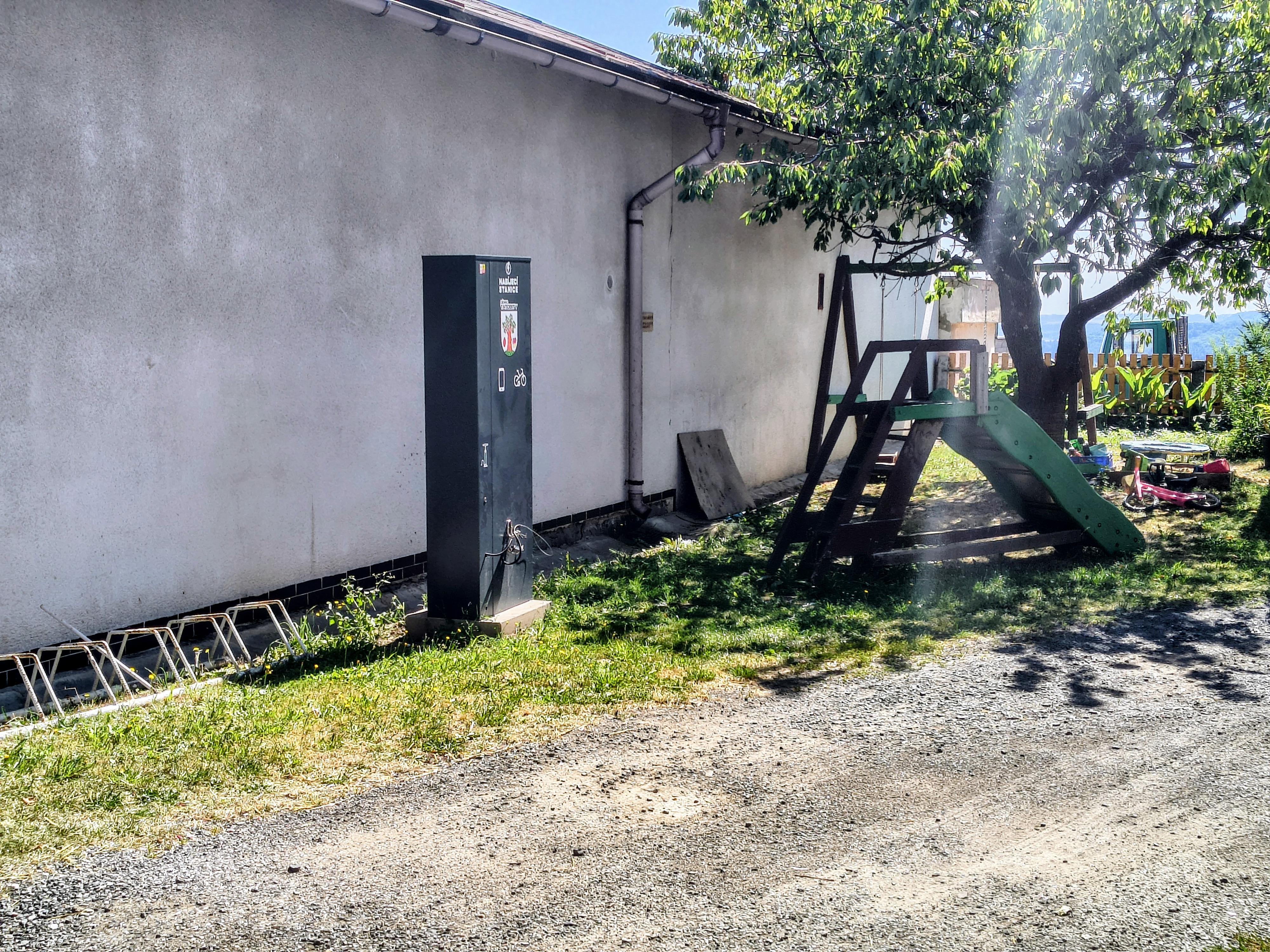 Nabíjecí stanice pro elektrokola a mobilní zařízení foto 2