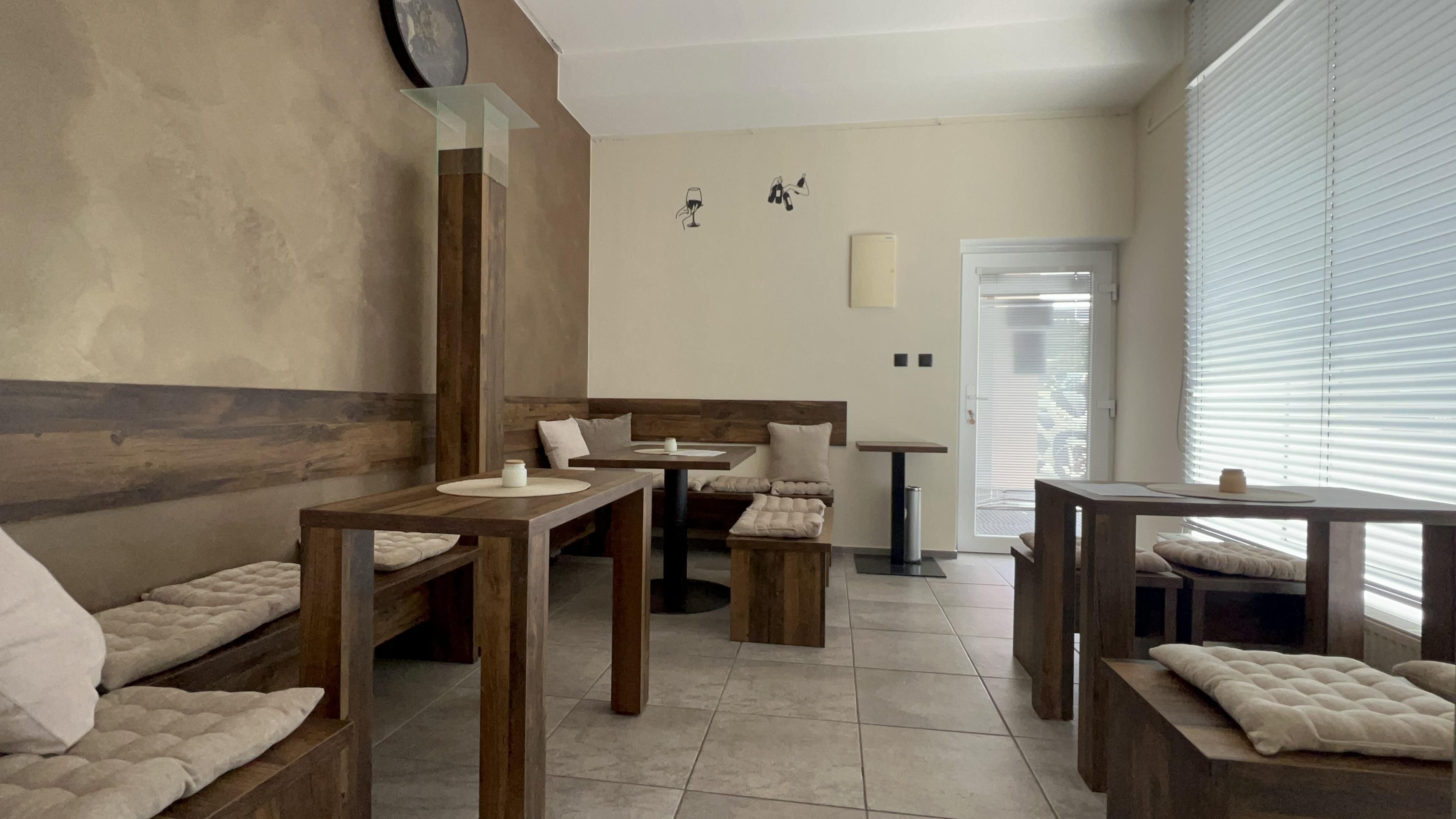 Hrozen98 Winebar