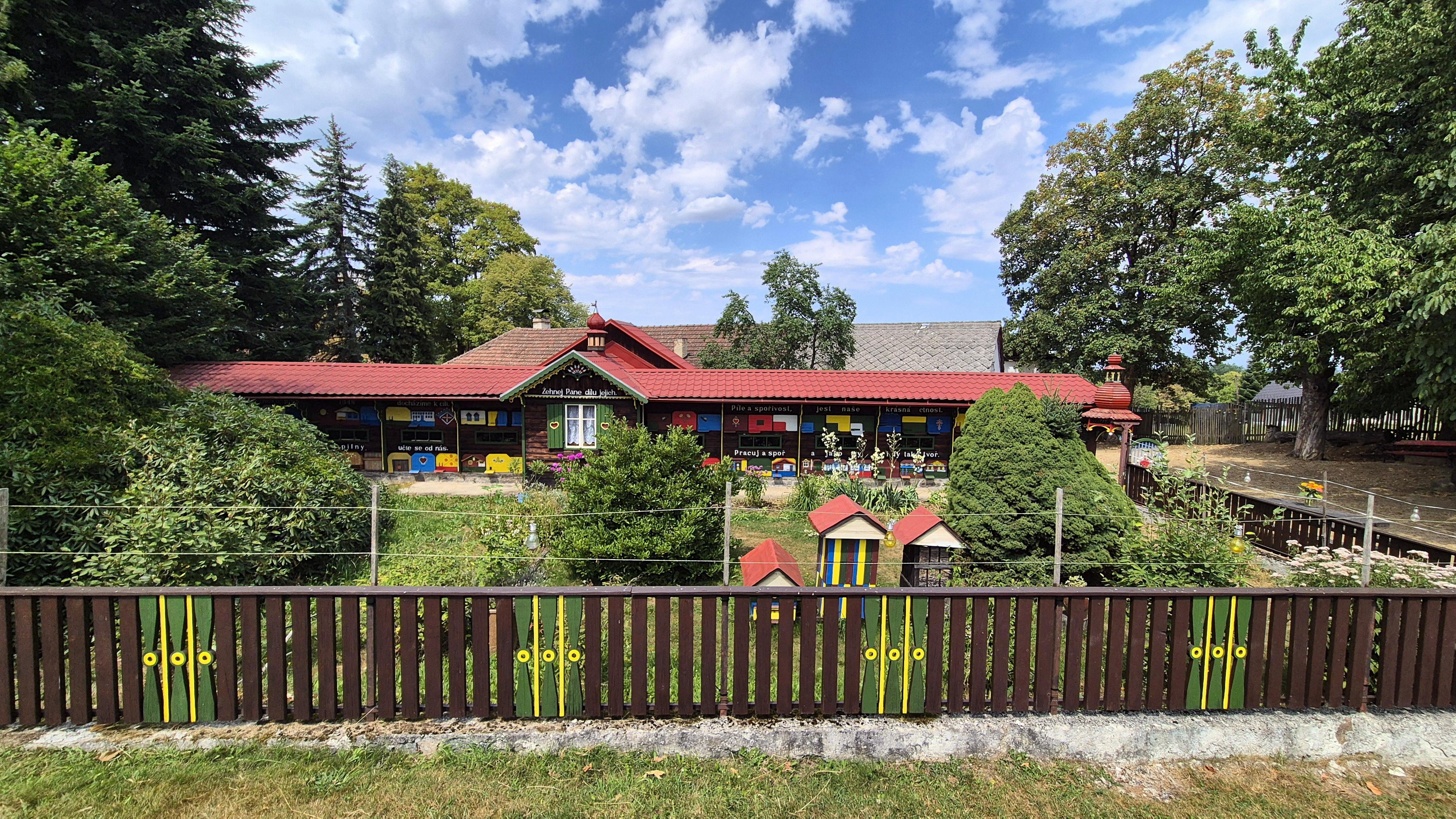 Machův malovaný a vyřezávaný včelín v Krušlově foto 3
