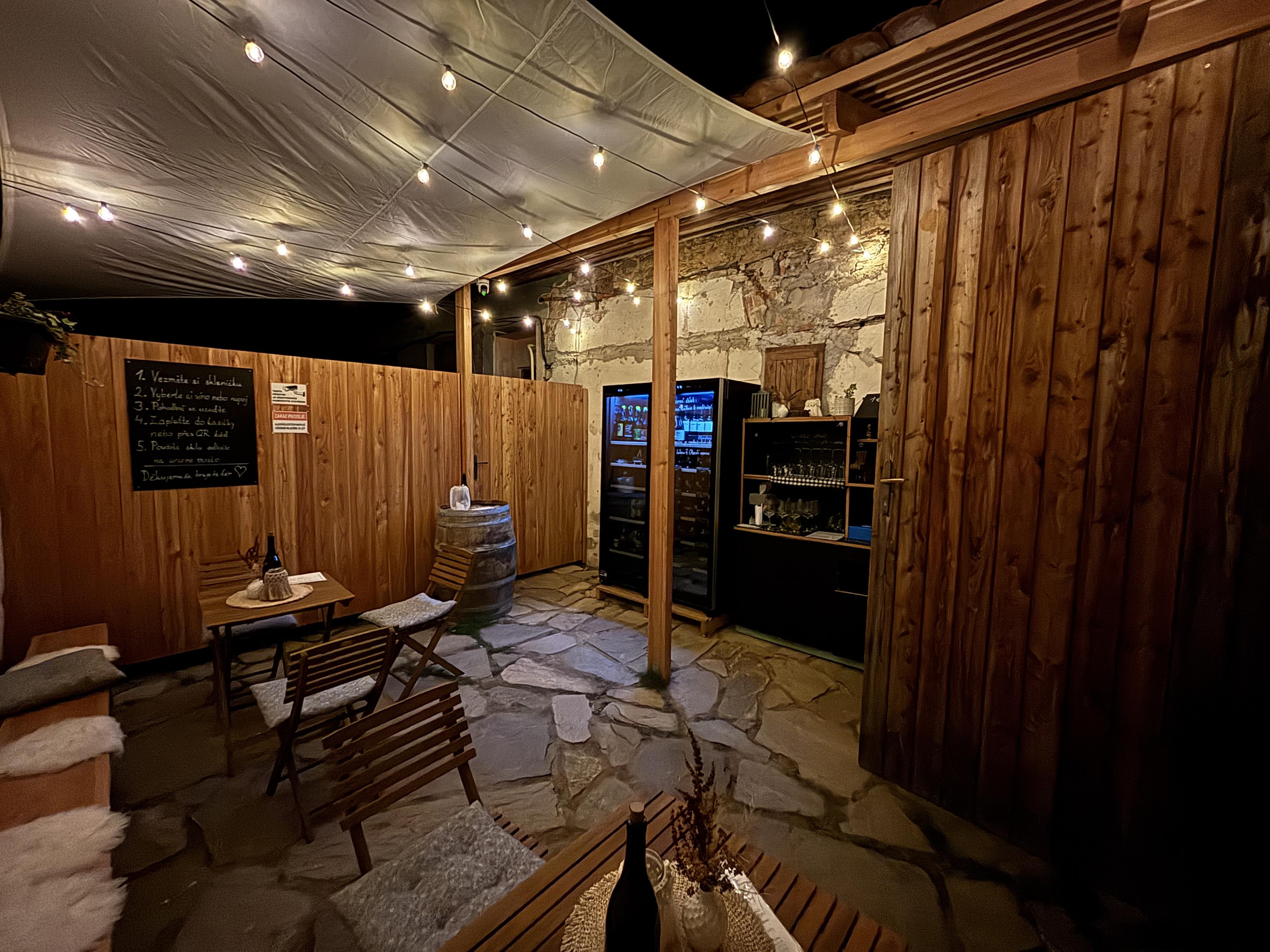 Vinařství Molík - samoobslužná Vinotéka / Bar foto 2