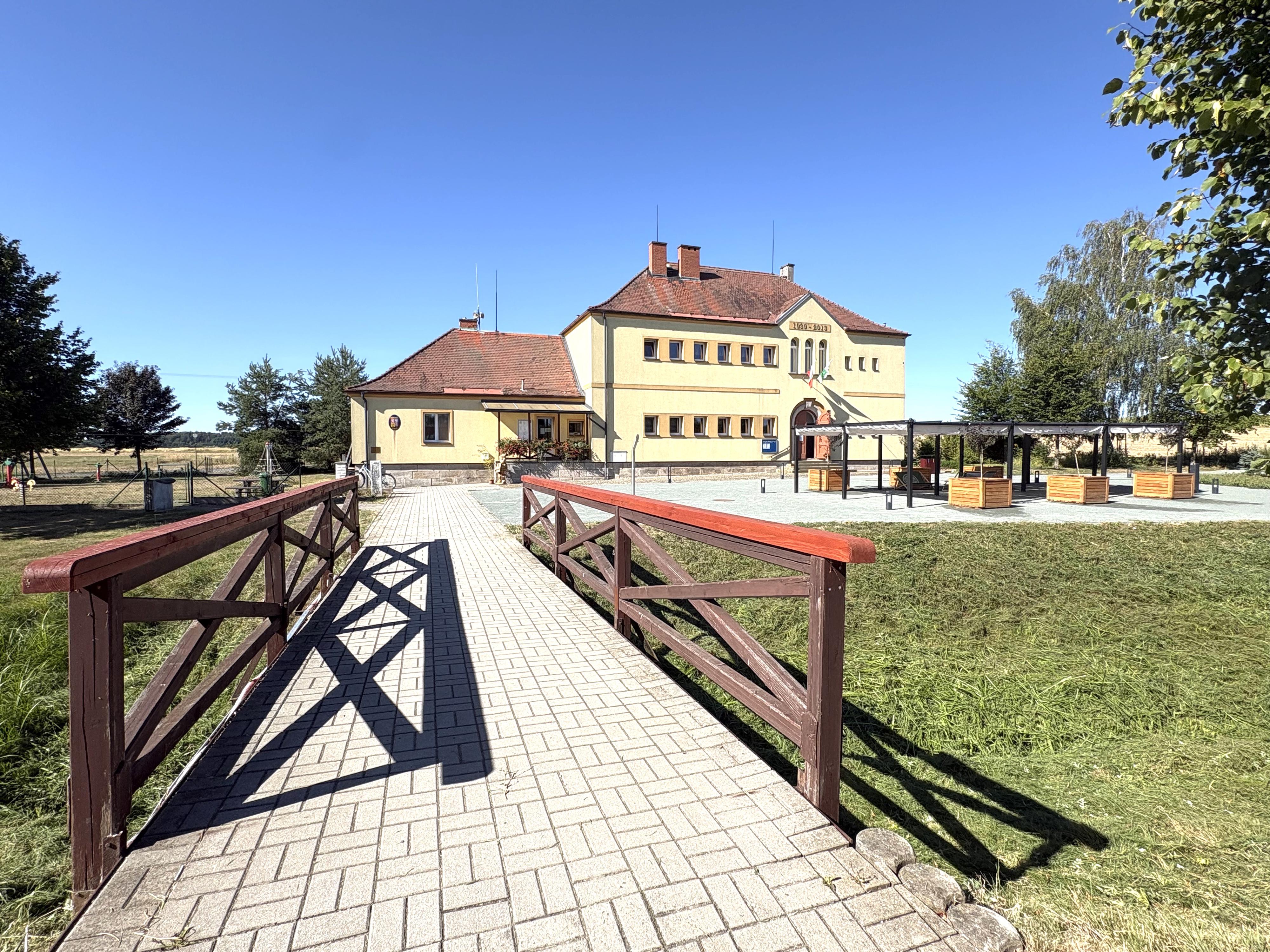 Dubenec - obecní úřad foto 3
