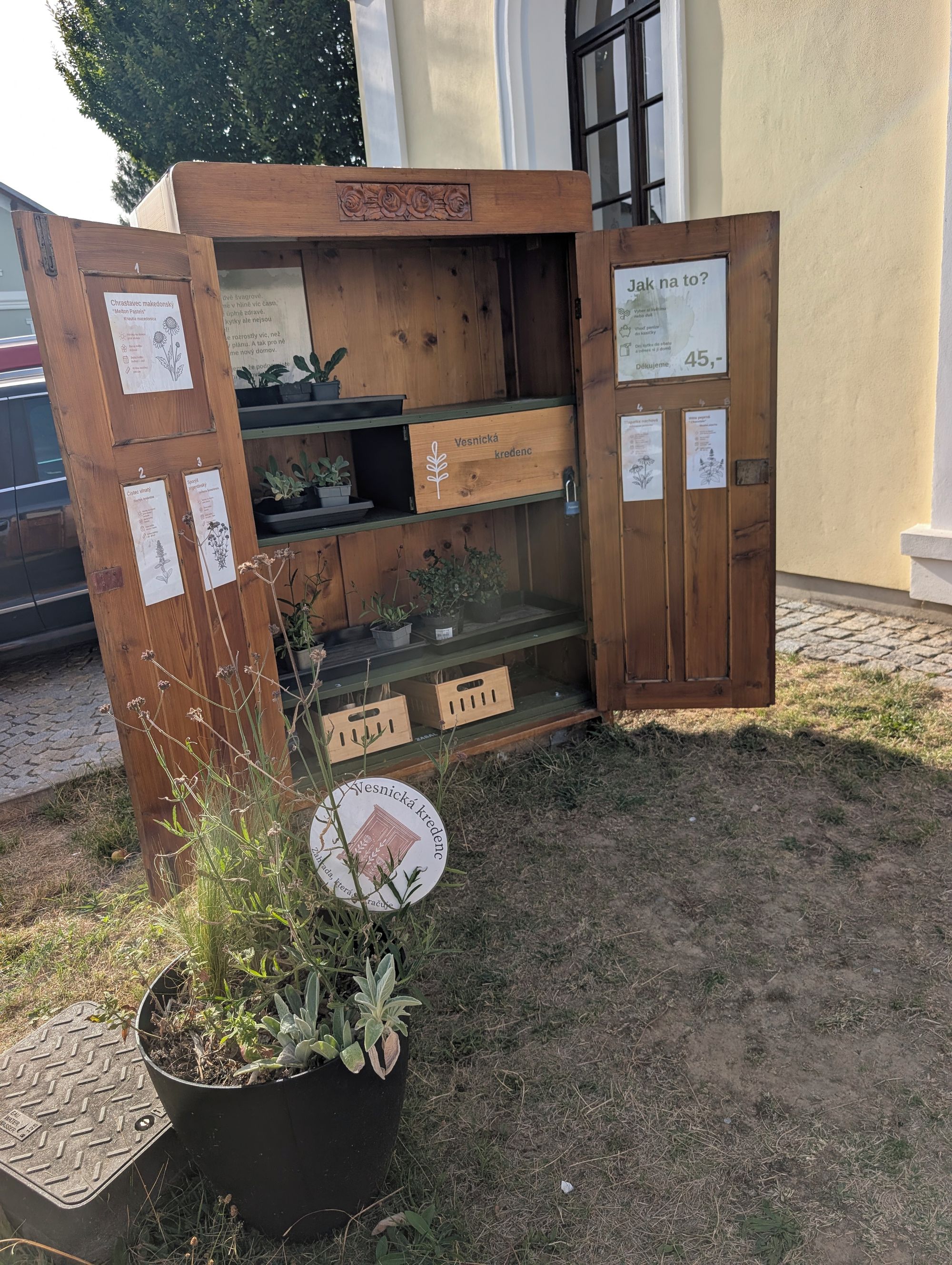 Vesnická kredenc foto 3