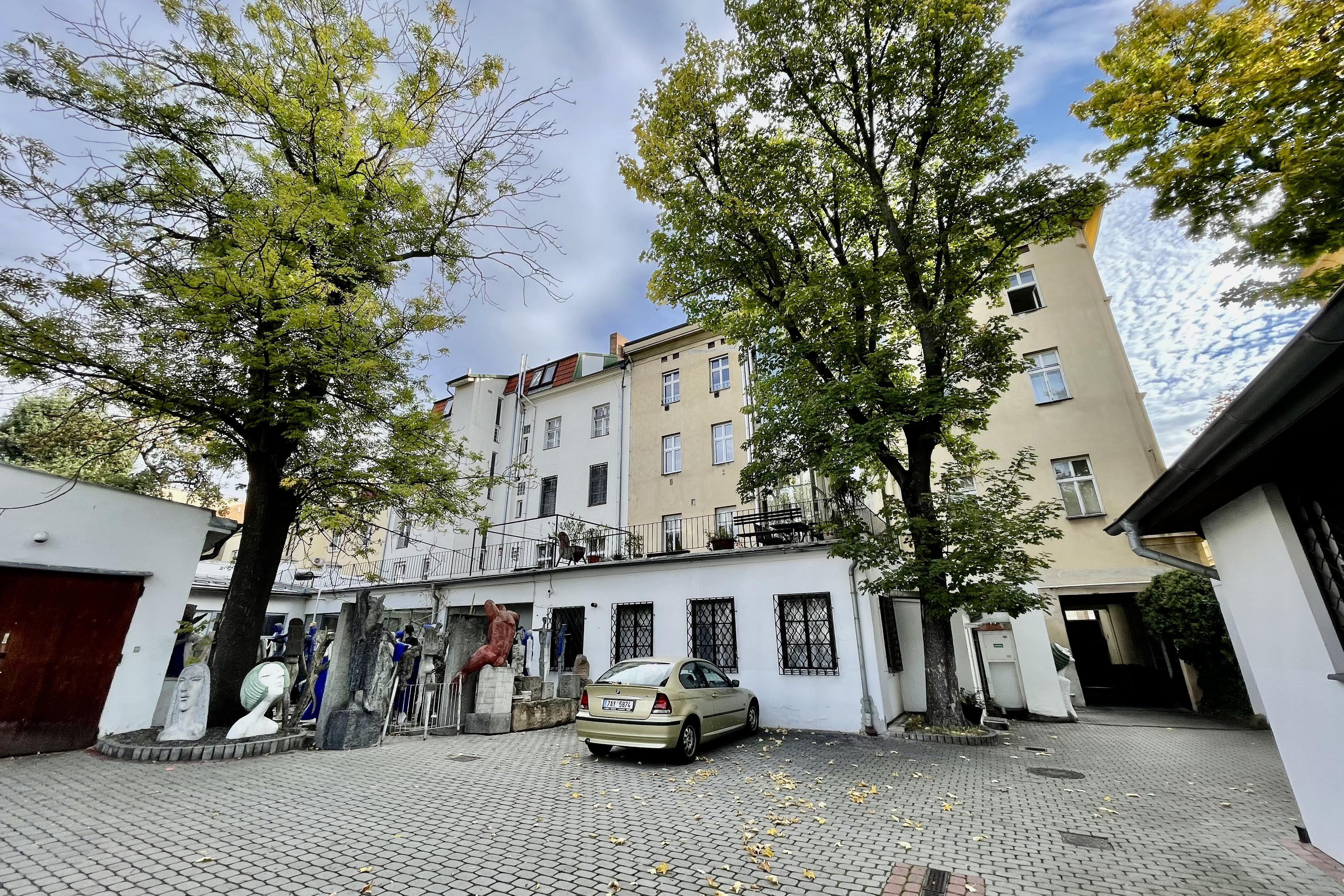 Pronájem parkovacího stání 16 m²