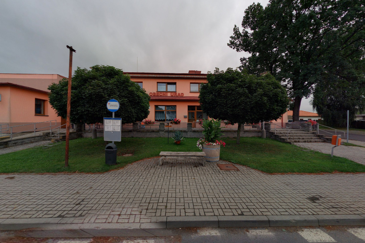 Křižovatka - obecní úřad foto 2