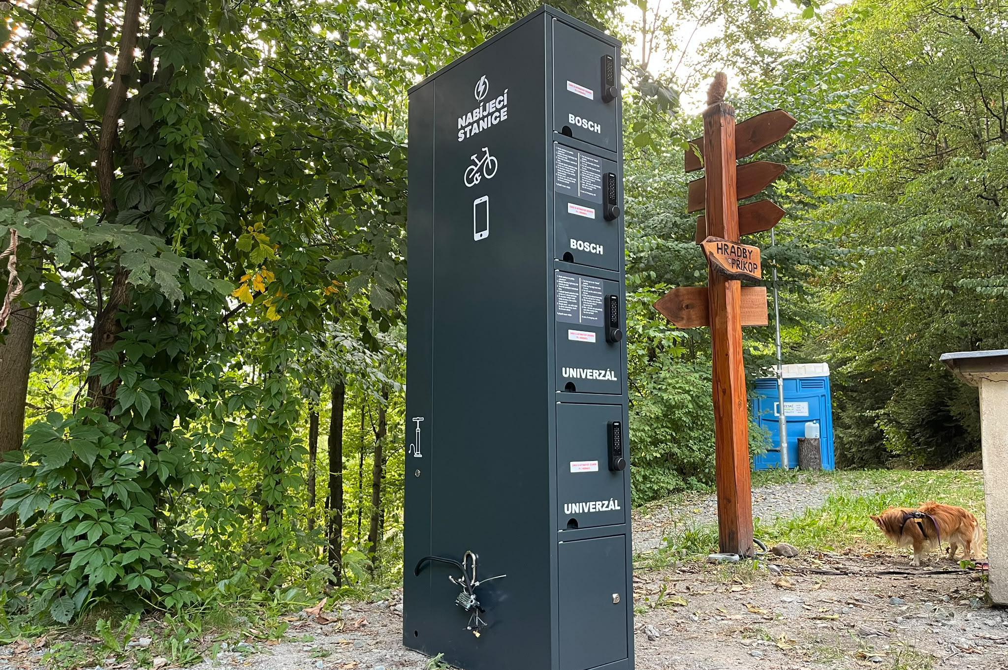 Nabíjecí stanice pro elektrokola a mobilní zařízení