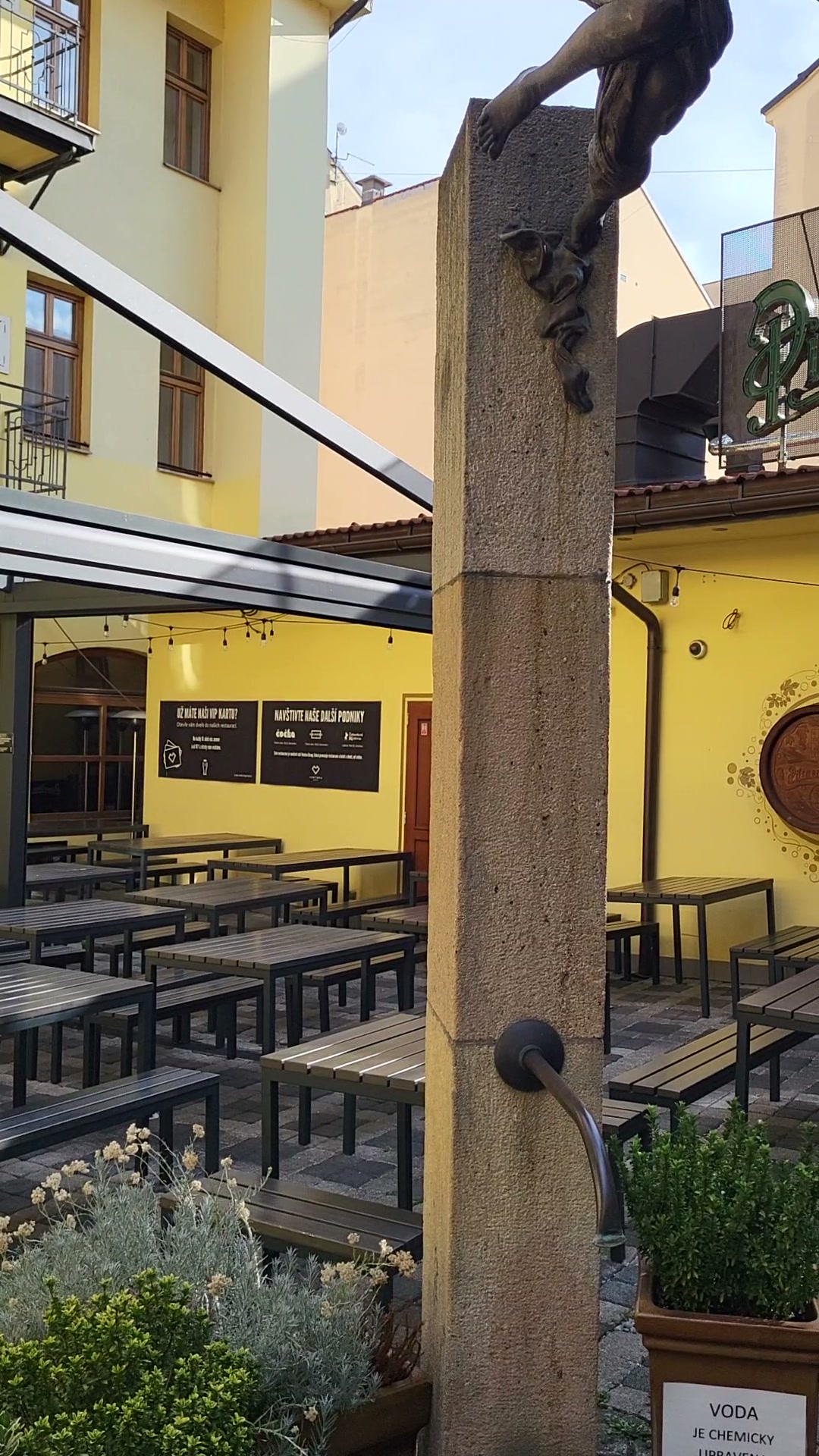 Plzeňský restaurant Anděl foto 2 (náhled videa)