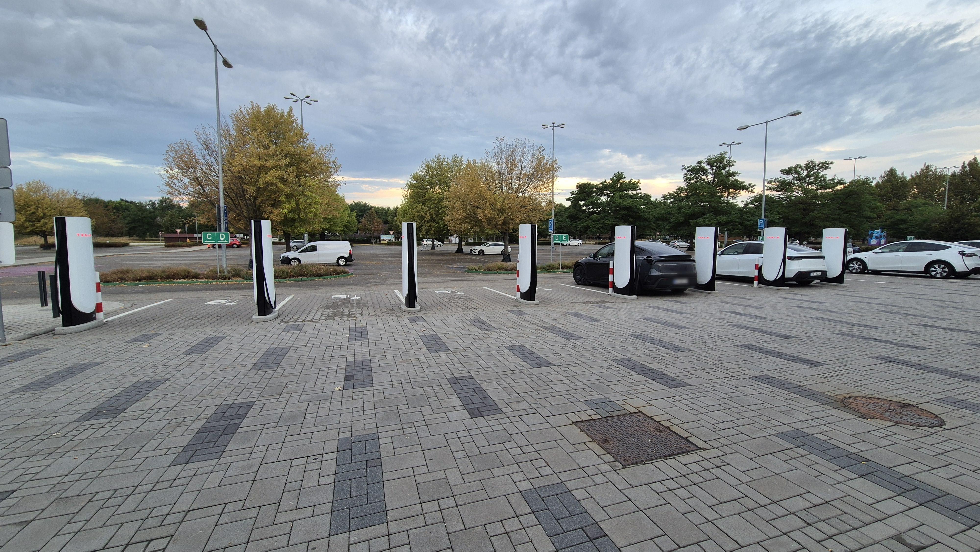 Nabíjecí stanice Tesla supercharger foto 3