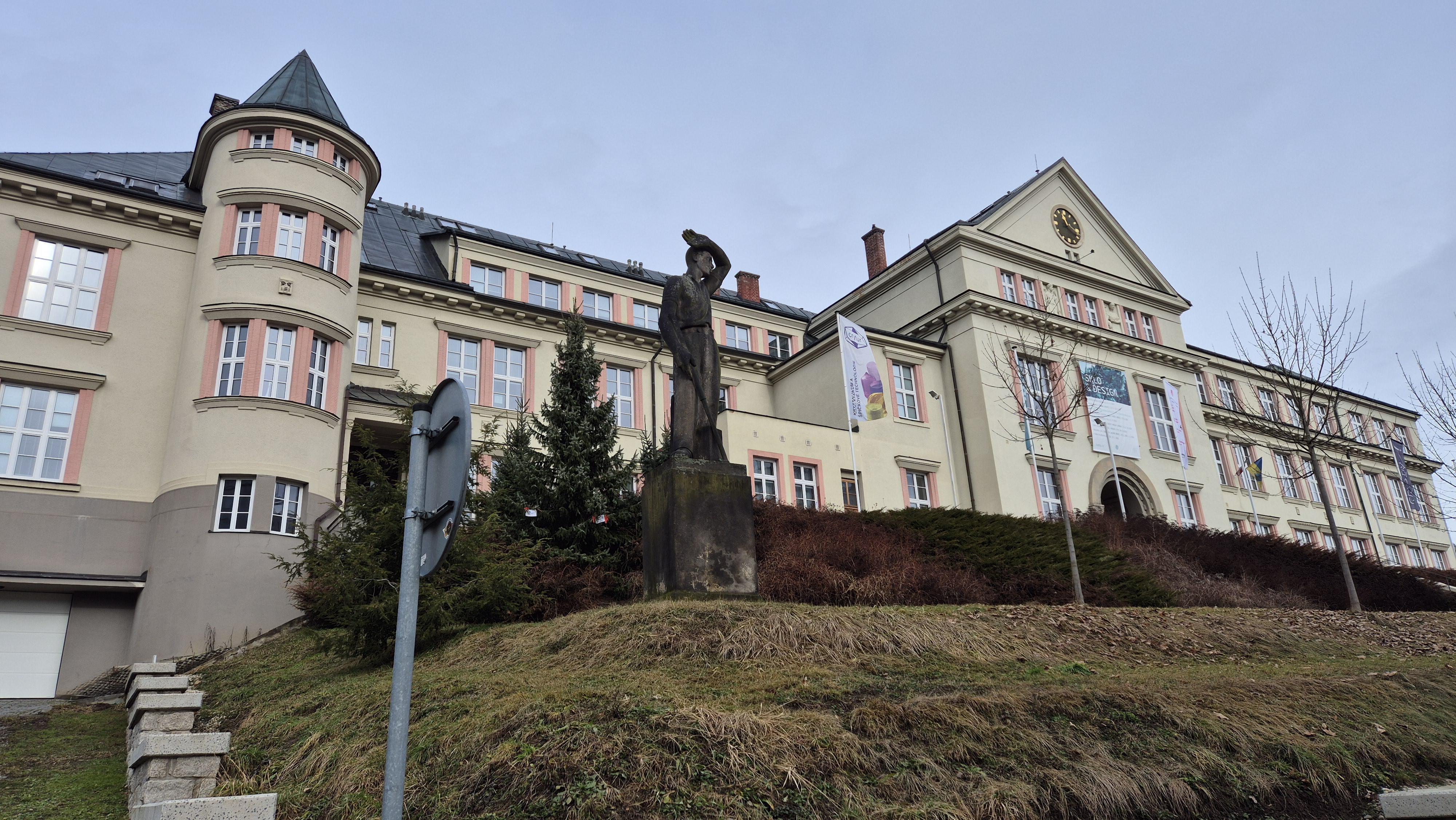 Střední uměleckoprůmyslová škola sklářská Železný Brod foto 5