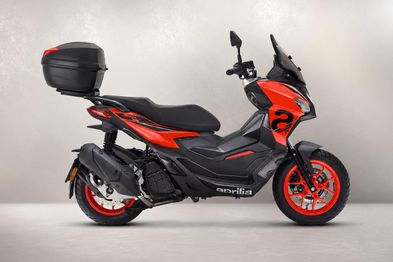 Skútr Aprilia SR GT s kufrem a nosičem Givi ZDARMA