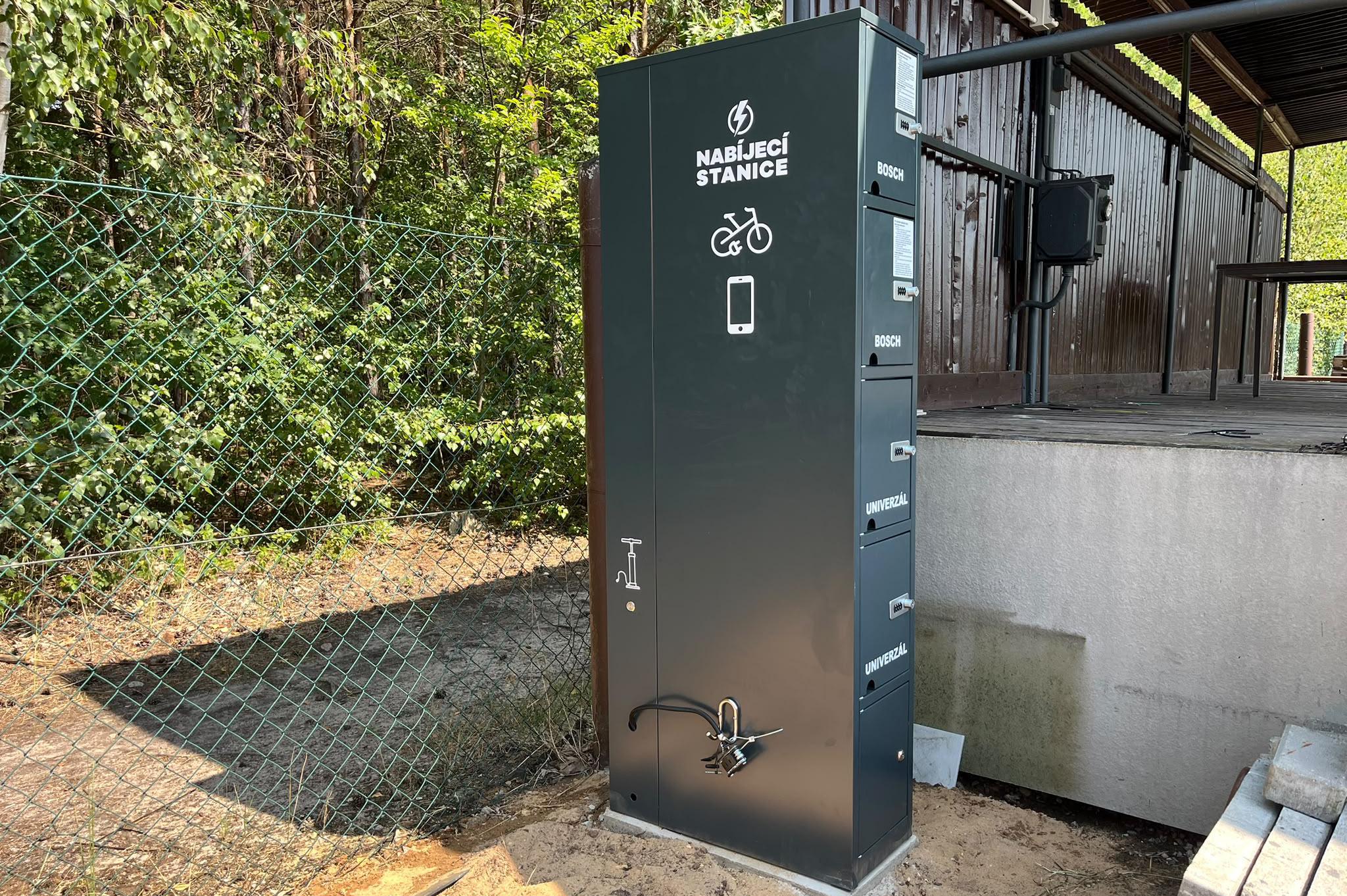 Nabíjecí stanice pro elektrokola a mobilní zařízení