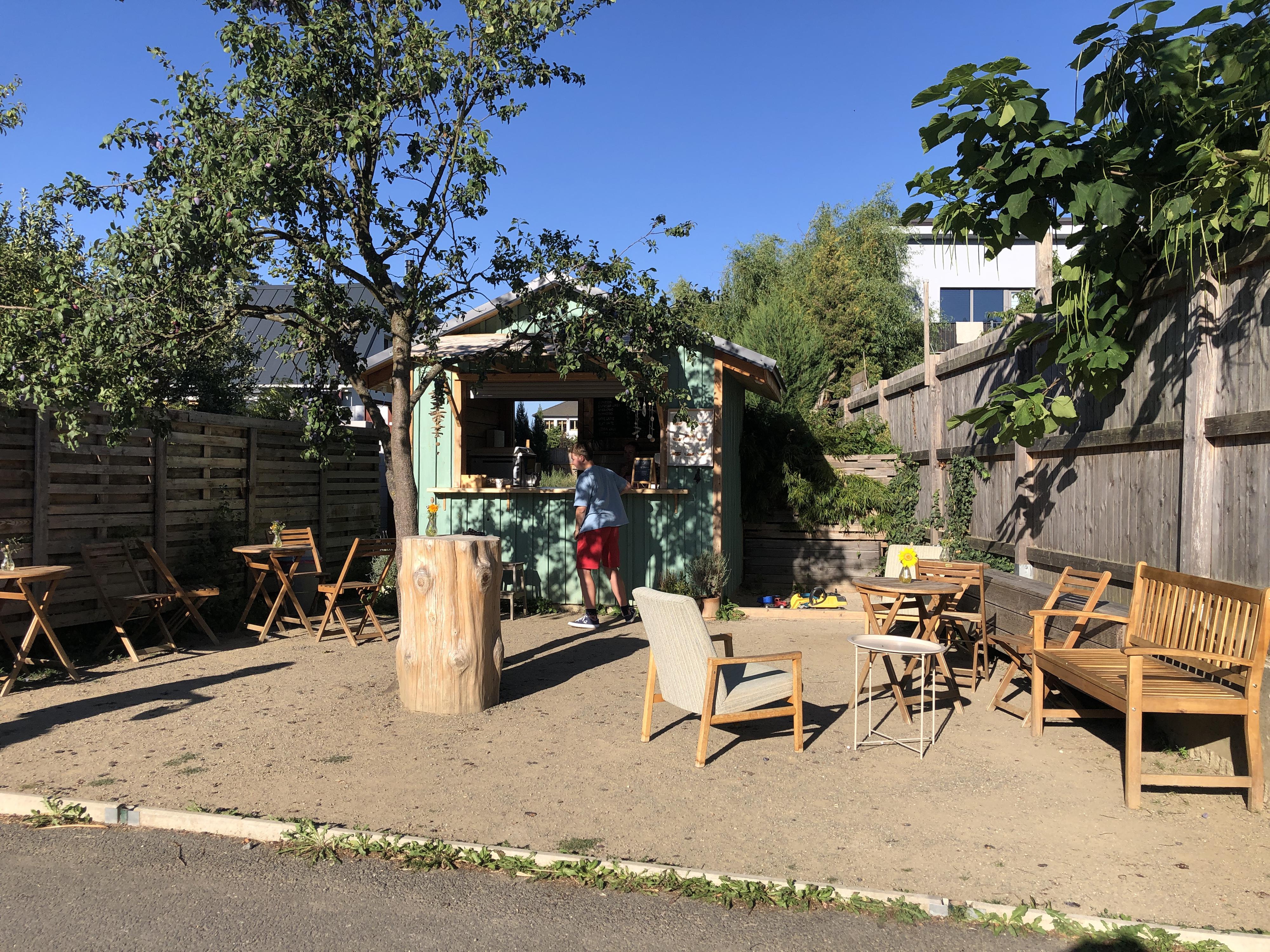 Café na břehu
