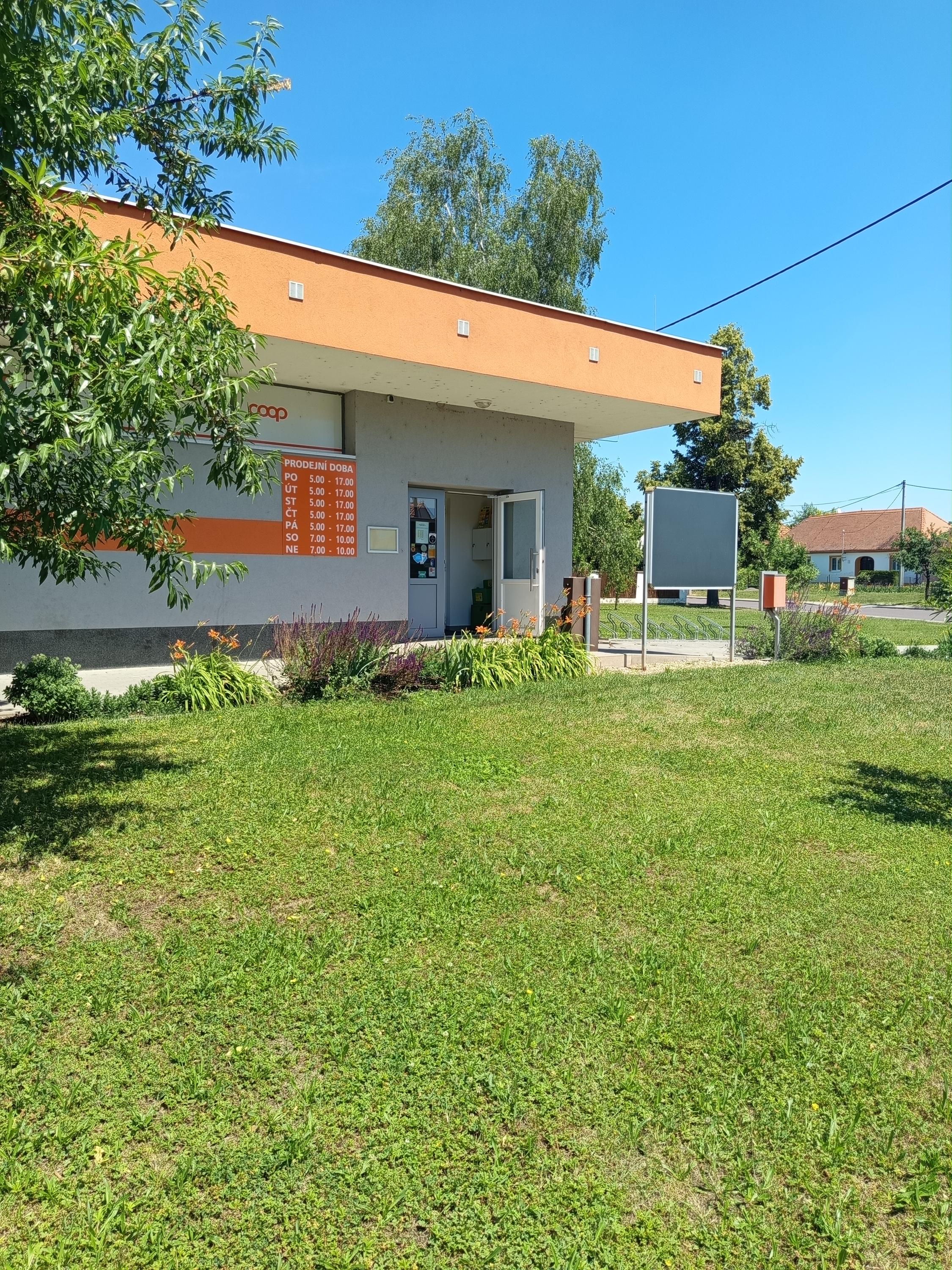 JEDNOTA, spotřební družstvo, Moravský Krumlov – COOP foto 1