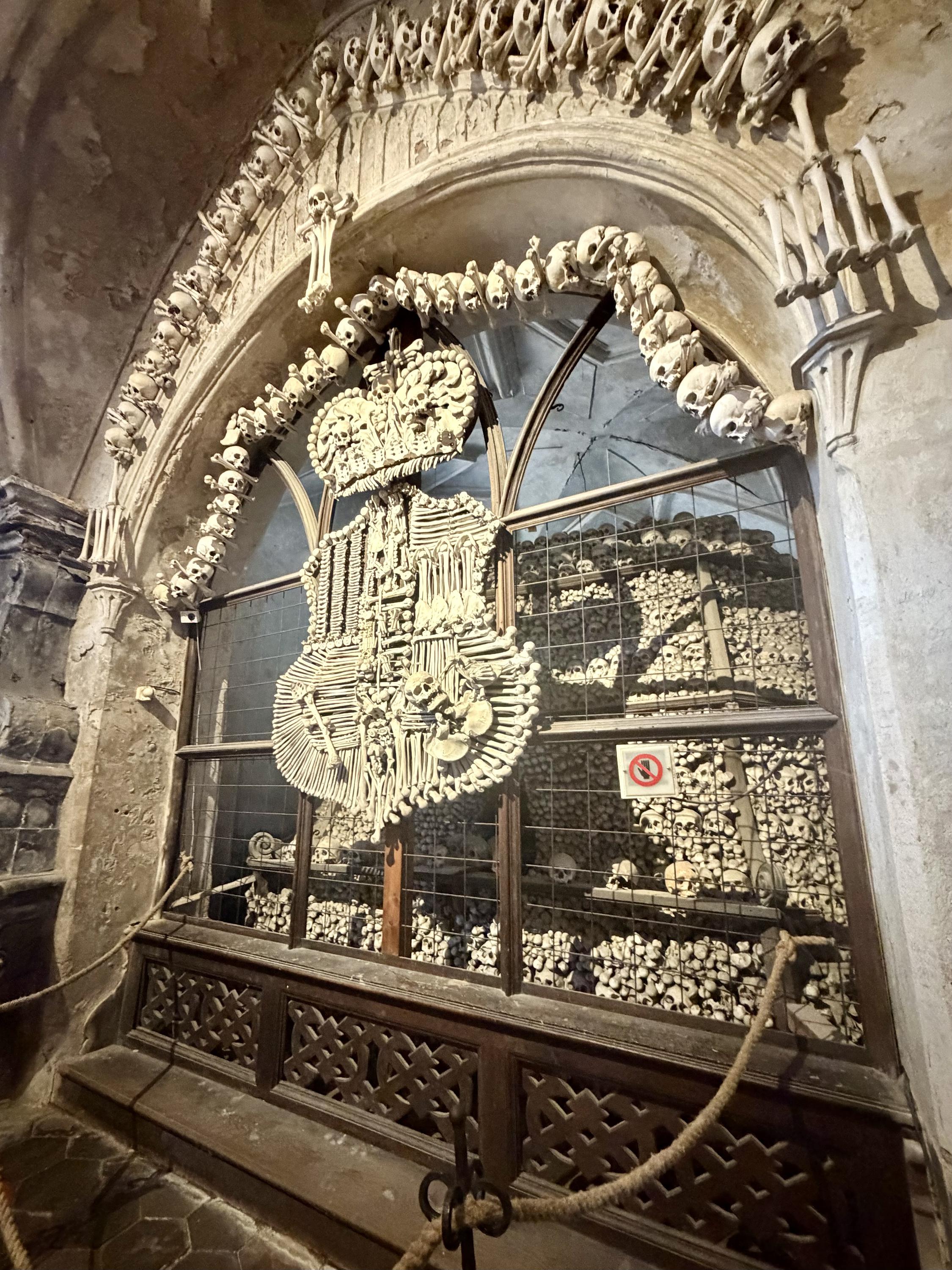Kostel Všech svatých s kostnicí foto 6