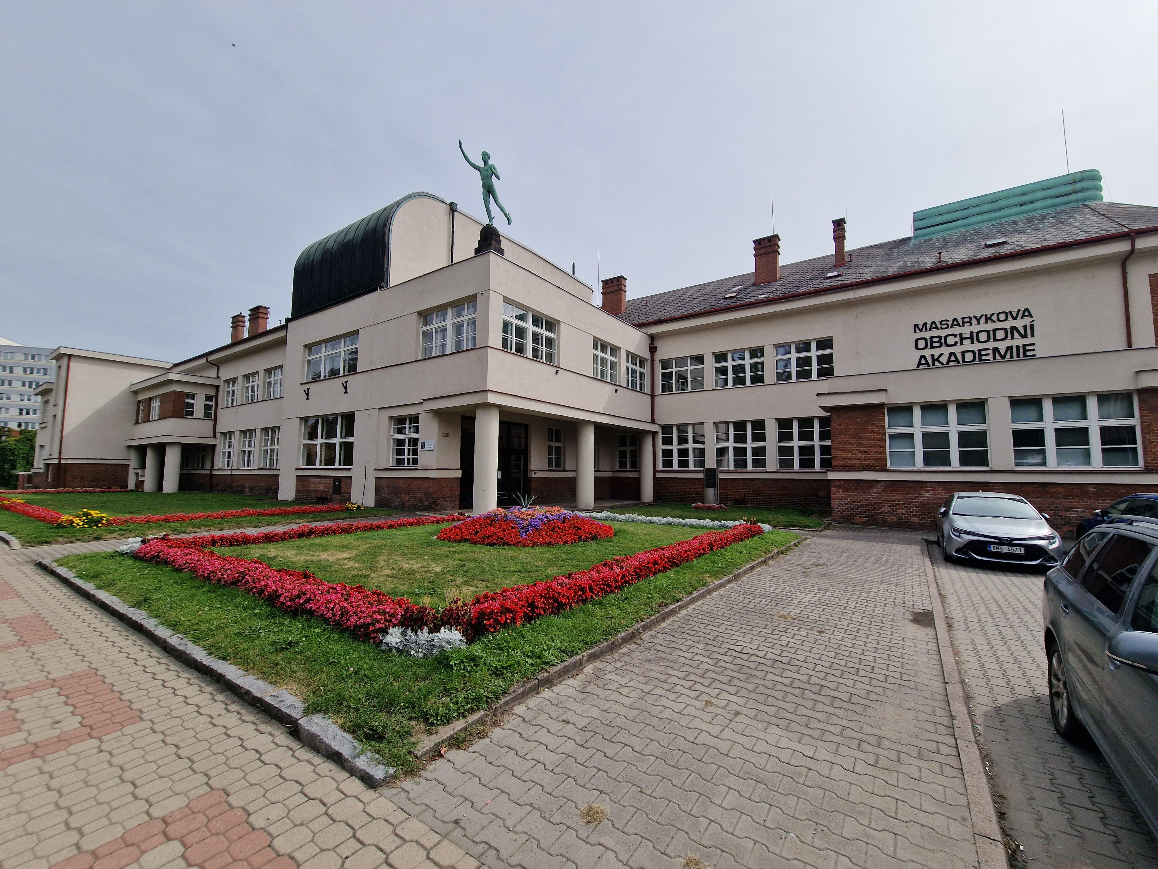 Masarykova obchodní akademie, Jičín, 17. listopadu 220 foto 4