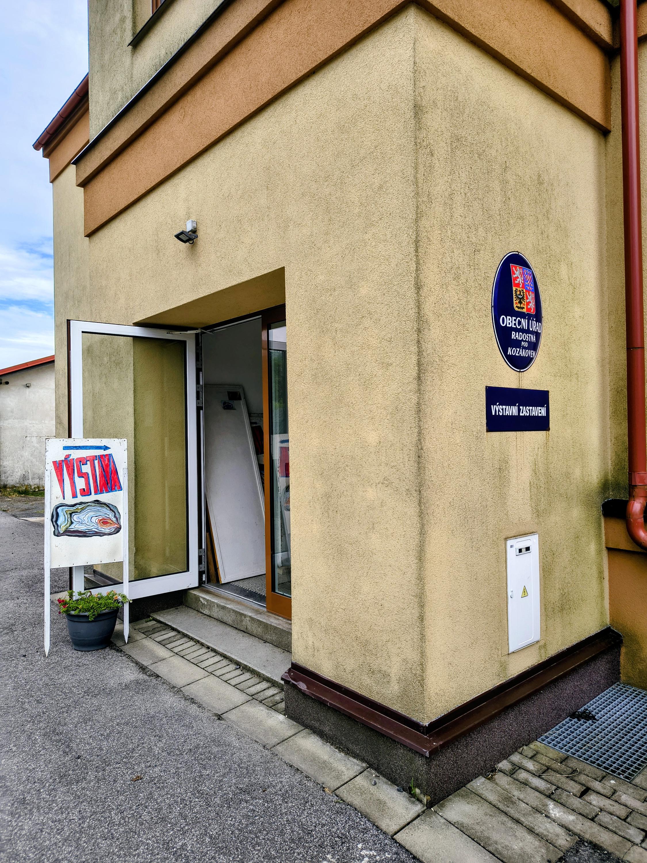 Radostná pod Kozákovem - obecní úřad foto 2