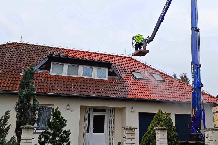 Čištění střech od mechů a lišejníků