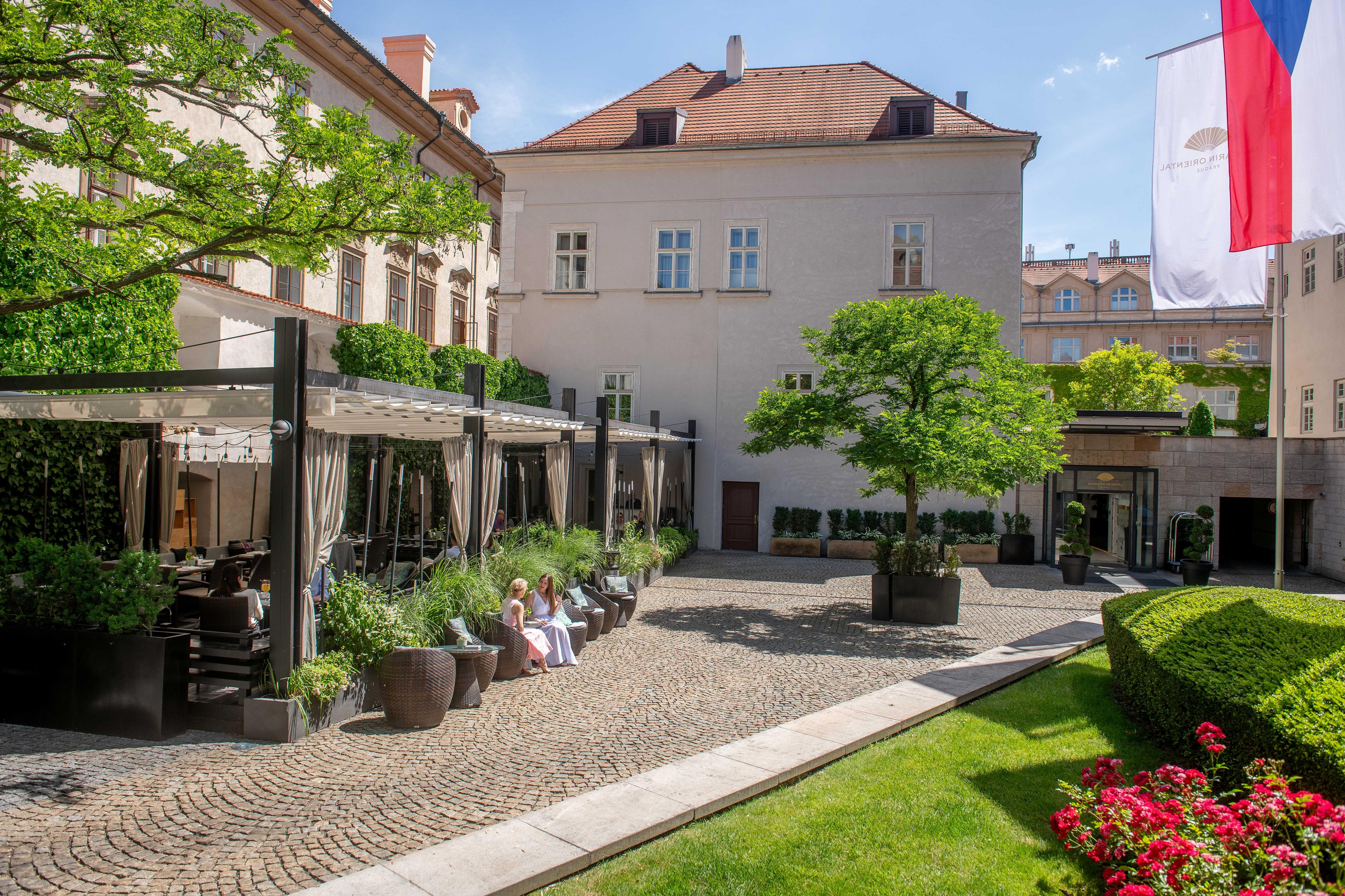 Letní BBQ brunch na terase restaurace Monastiq