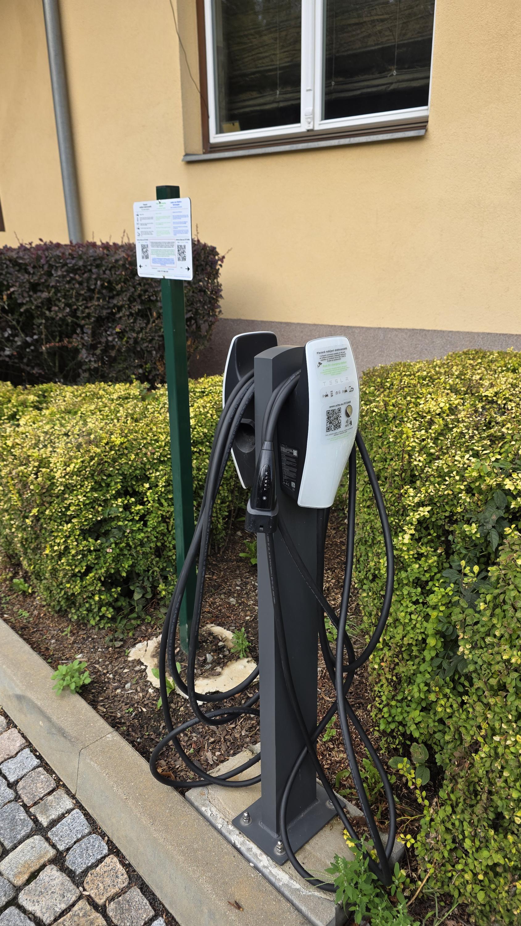 Hotel Větruše - Nabíjecí stanice Tesla - Supercharger foto 2