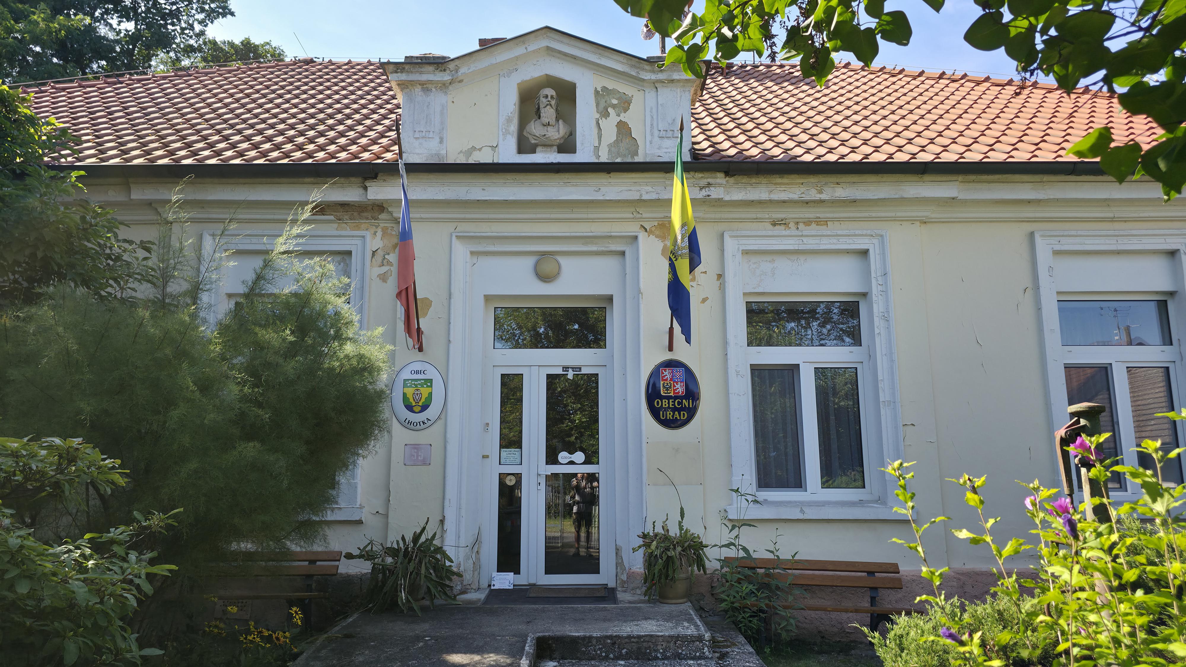 Lhotka - obecní úřad foto 2