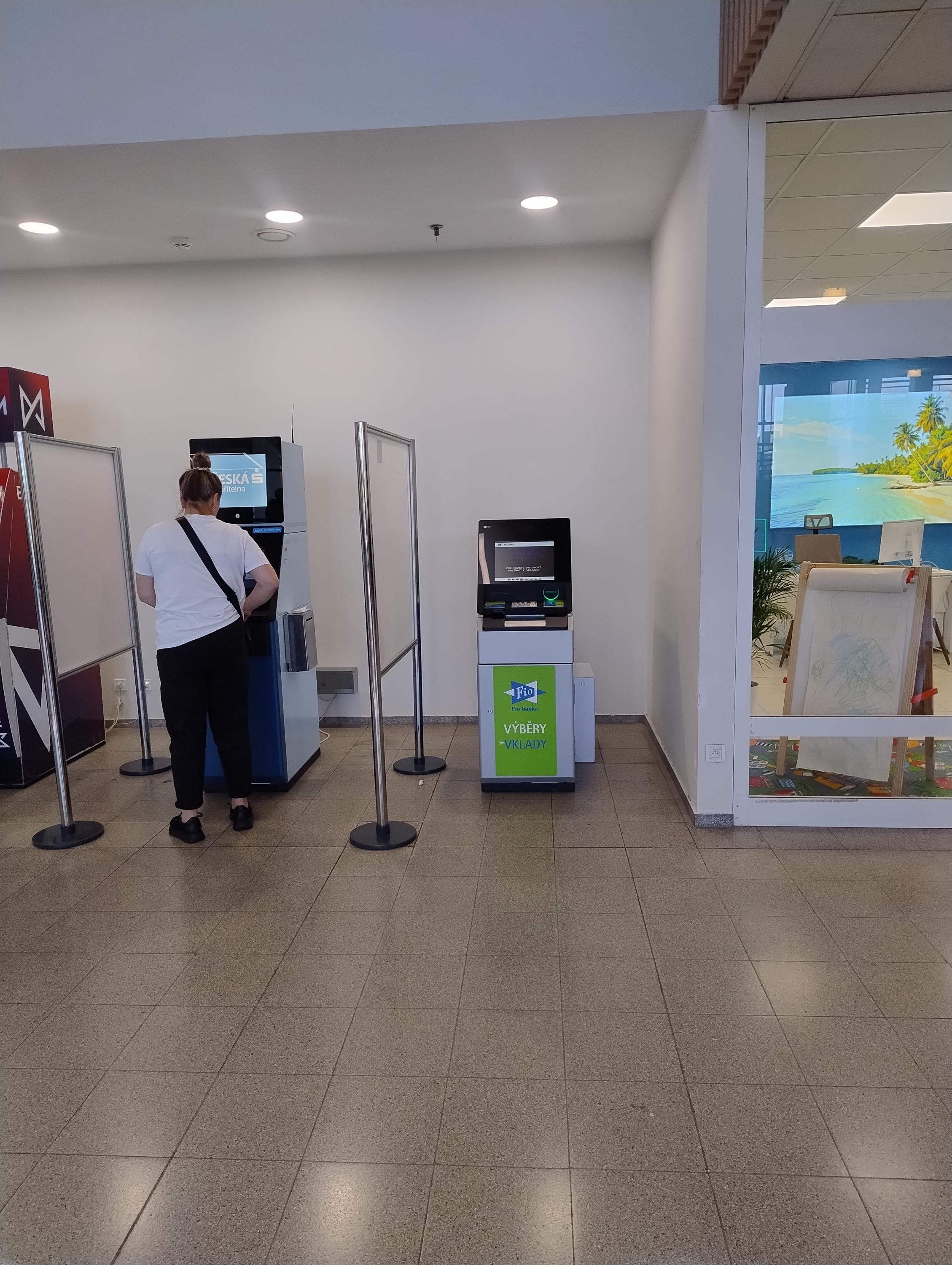 Fio banka - bankomat i vkladomat foto 2
