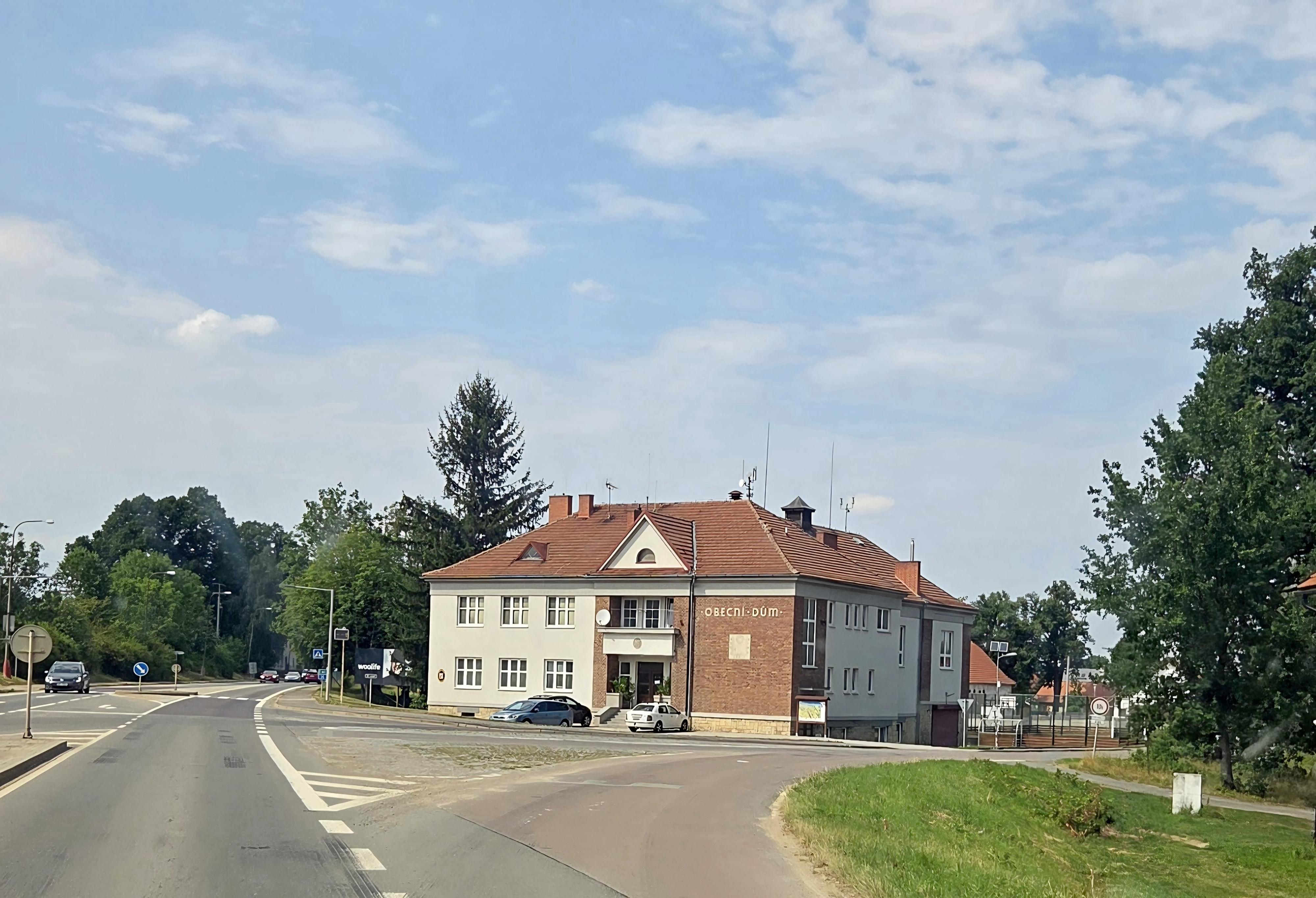 Hrušová - obecní úřad foto 2
