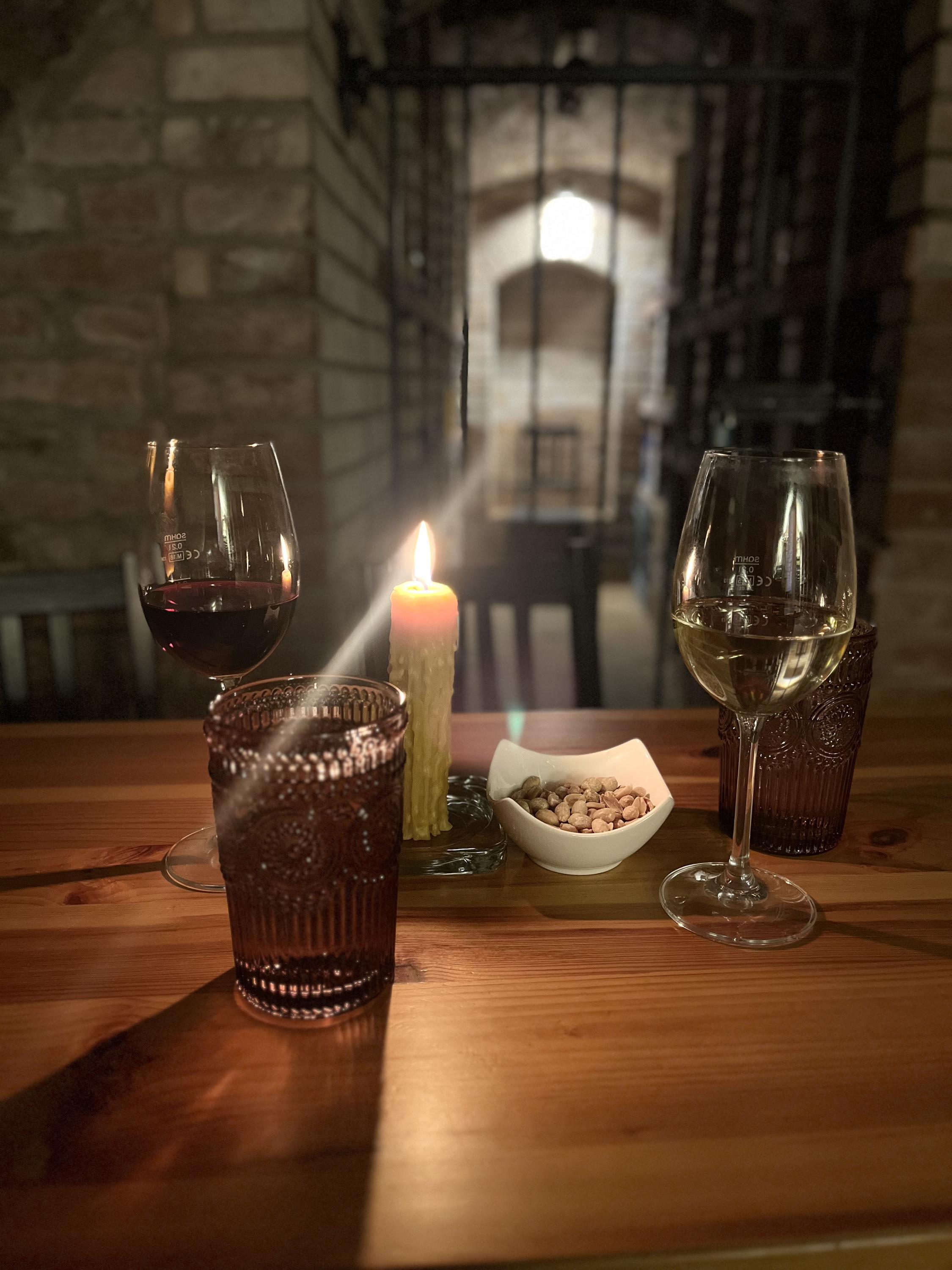 Vinotéka v průchodu foto 2