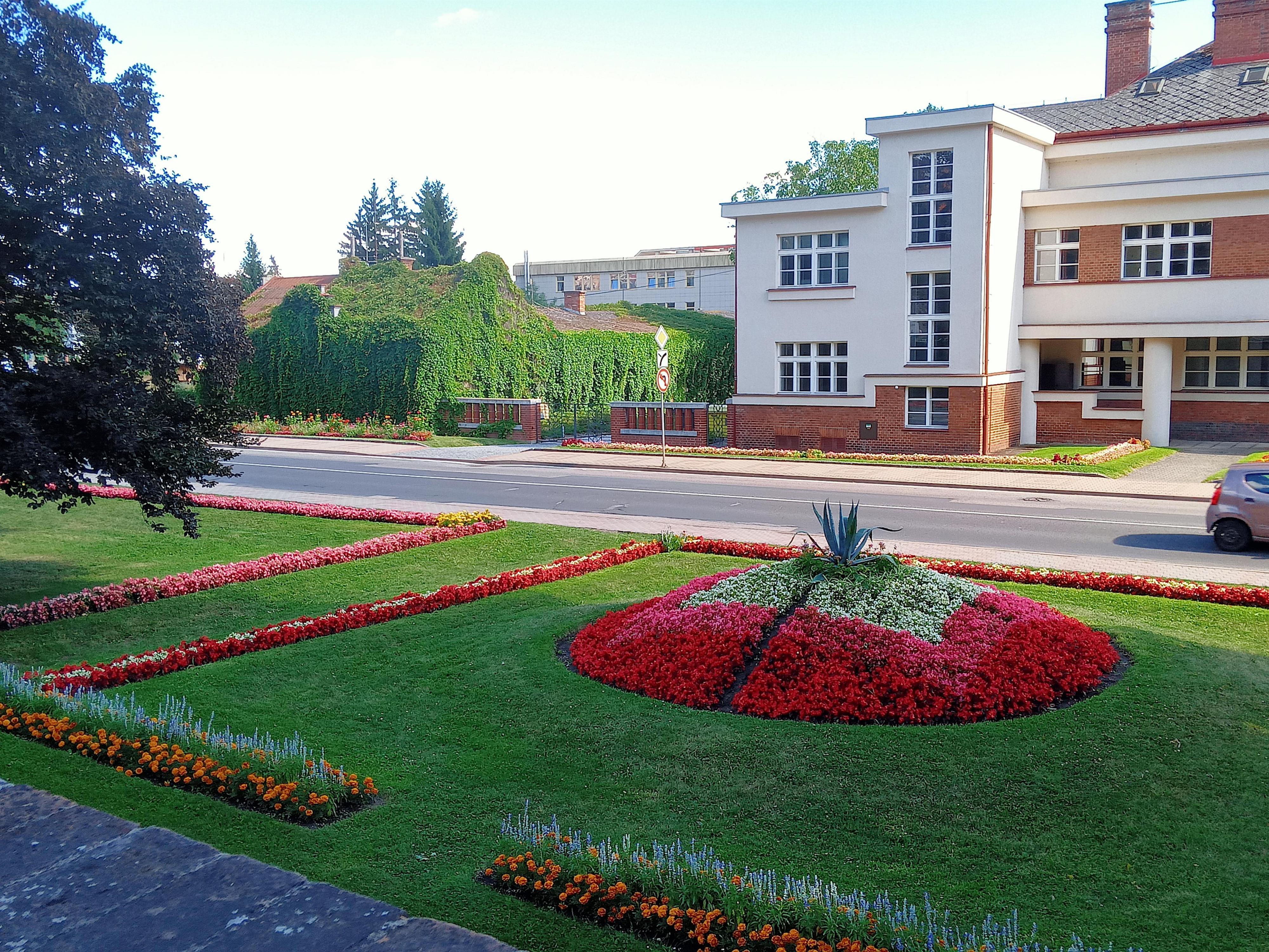Masarykova obchodní akademie, Jičín, 17. listopadu 220 foto 3