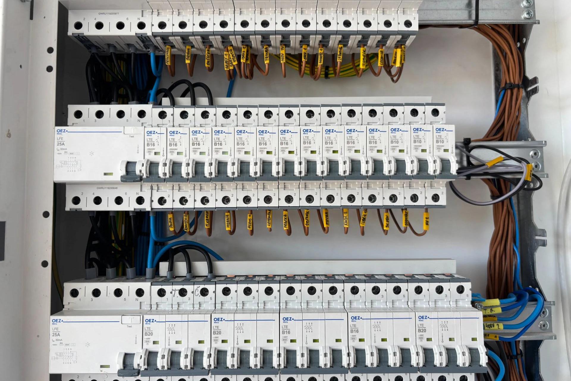 Opravy a revize elektroinstalací