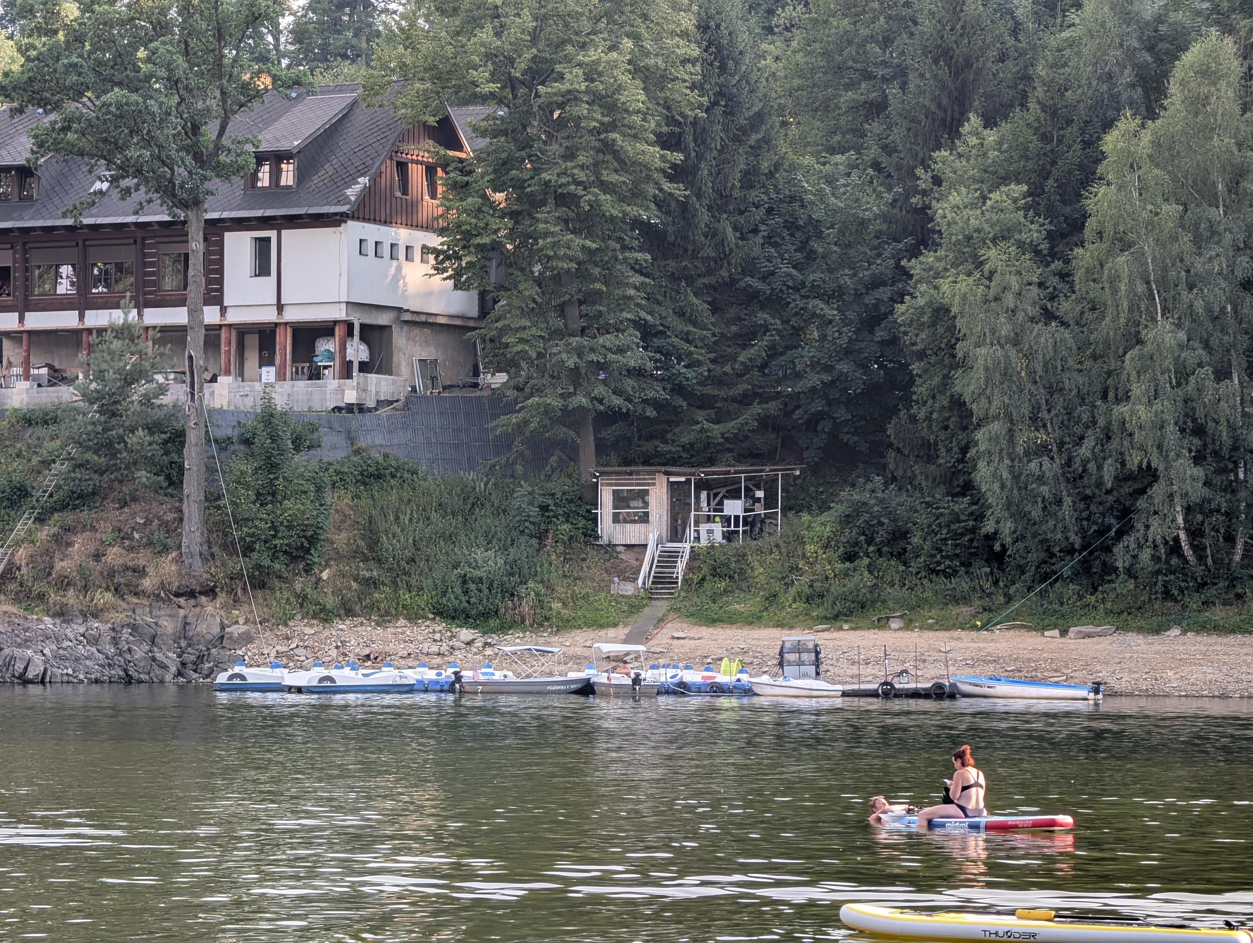 Půjčovna lodí a šlapadel U mostu Pastviny foto 4