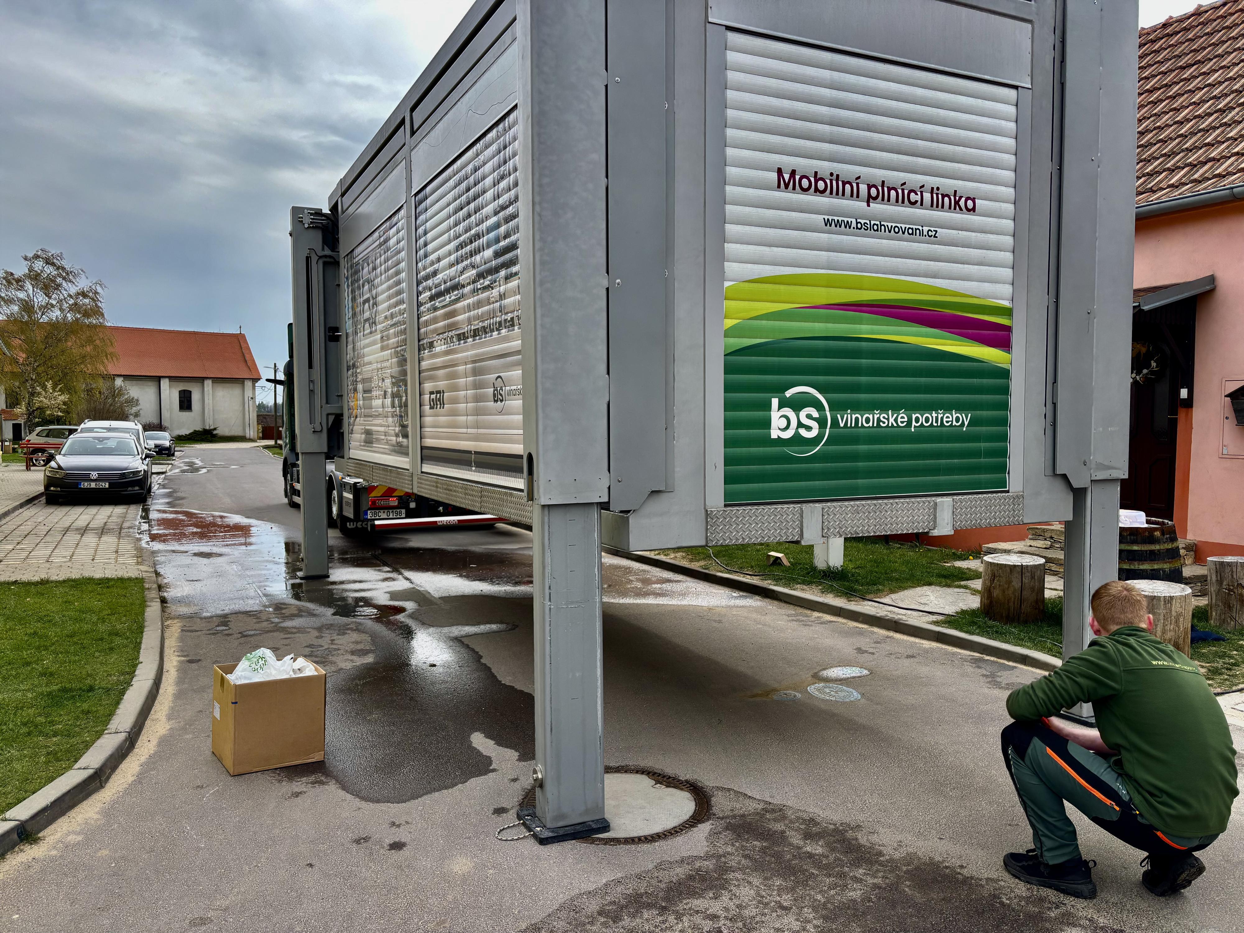 Vinařství Molík - samoobslužná Vinotéka / Bar foto 6