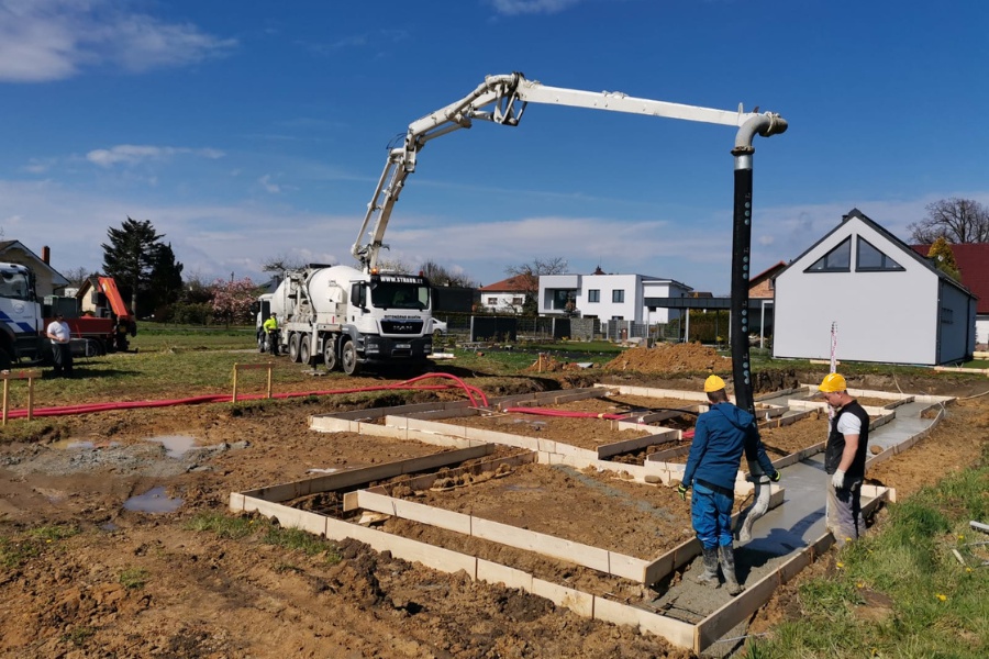 Betonování základů vzdálených od přístupové cesty