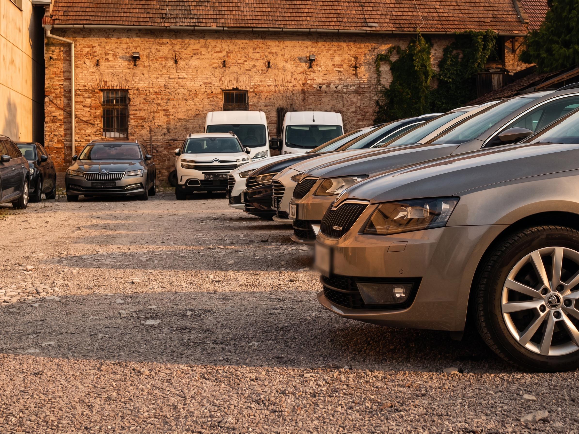 UNIT CARS