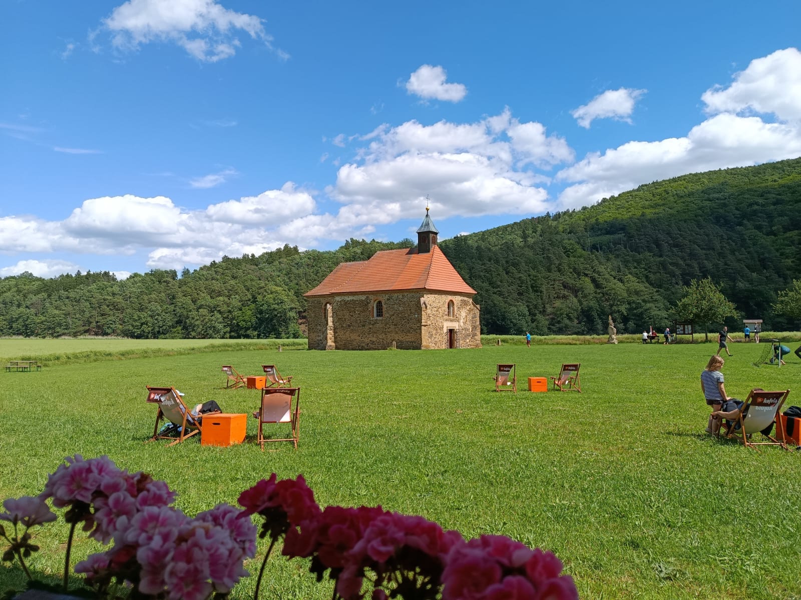 Obžerstvení u kostela foto 3