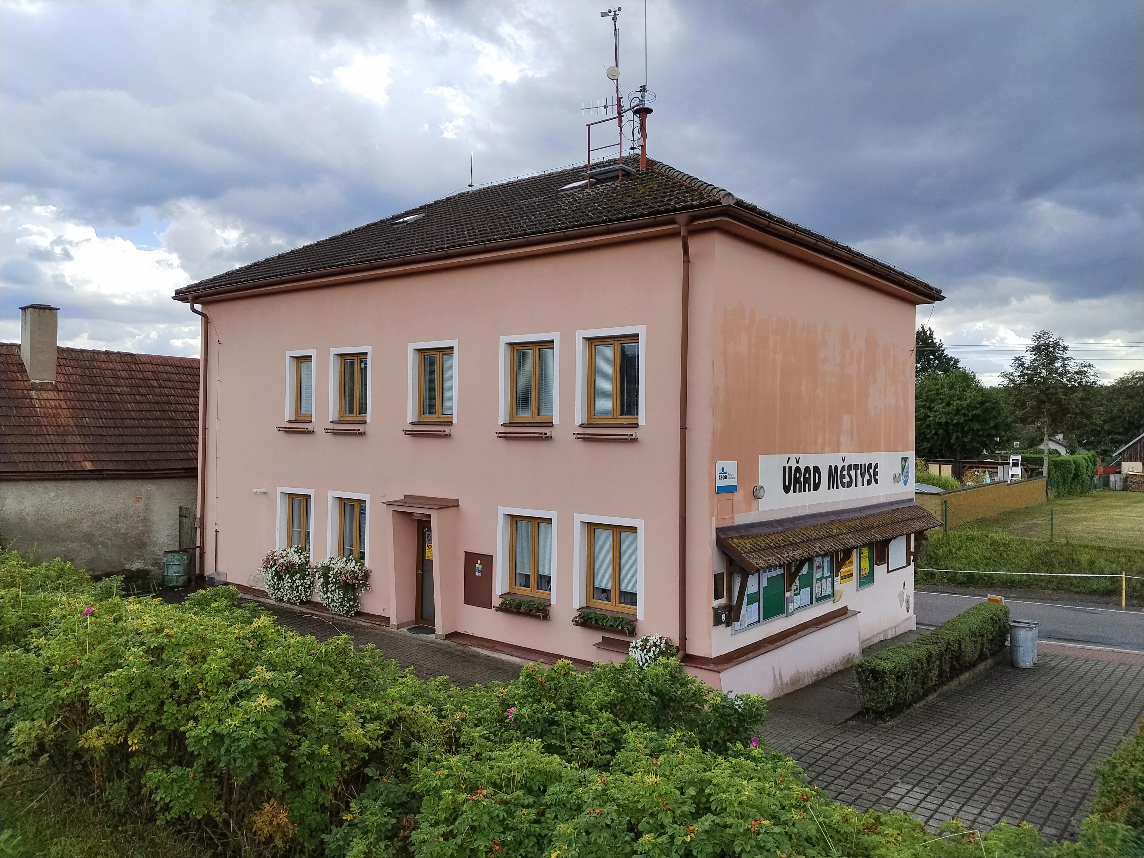 Libice nad Doubravou - úřad městyse foto 3