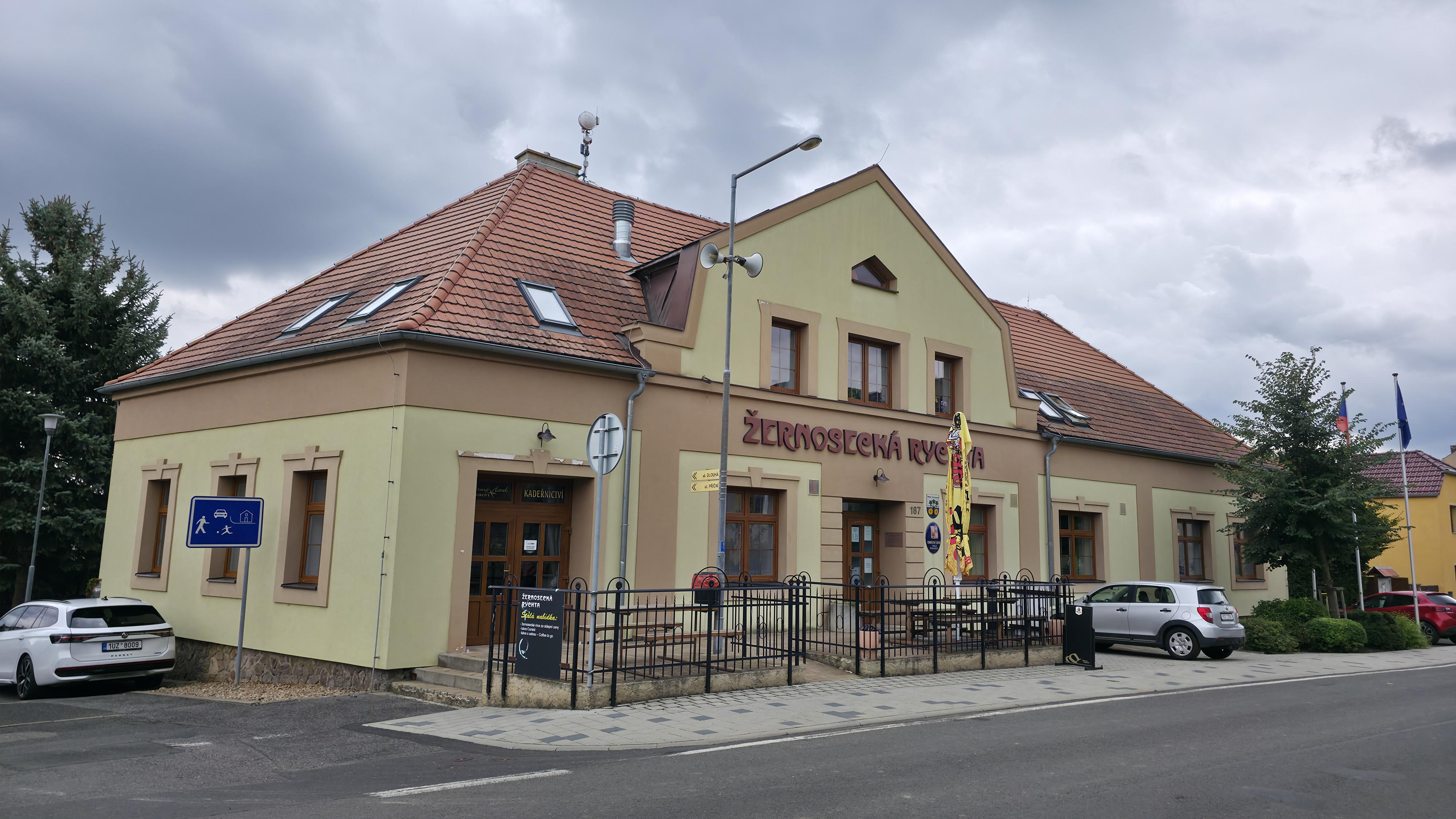 Malé Žernoseky - obecní úřad foto 2