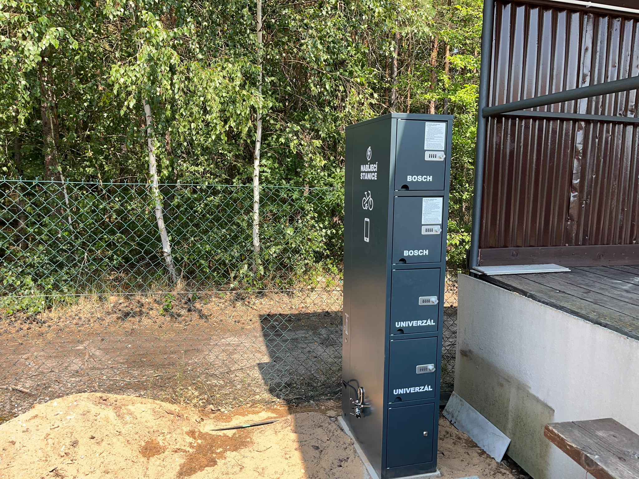 Nabíjecí stanice pro elektrokola a mobilní zařízení foto 2
