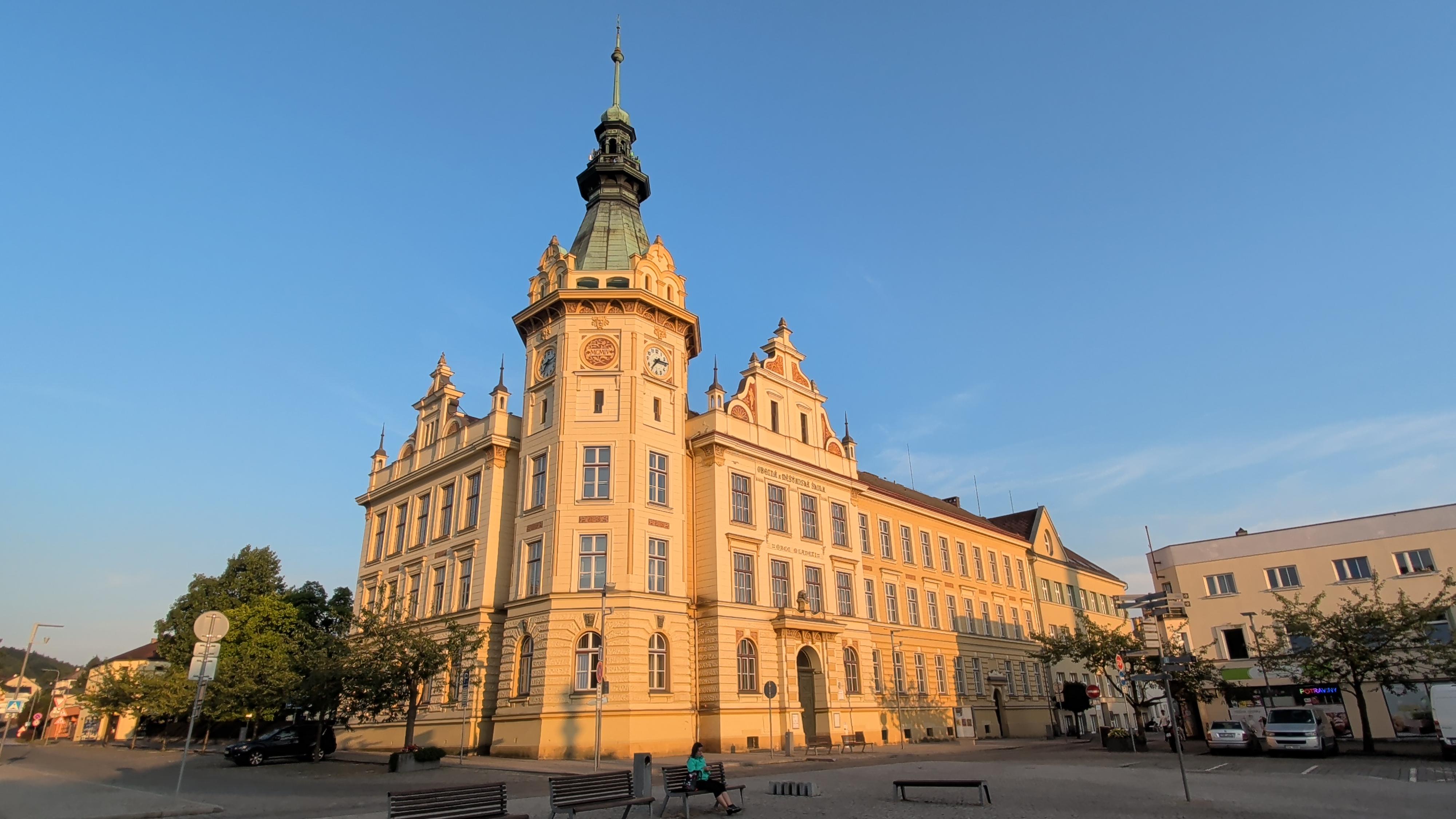 ZŠ a MŠ Hronov, nám. Čs. armády foto 3