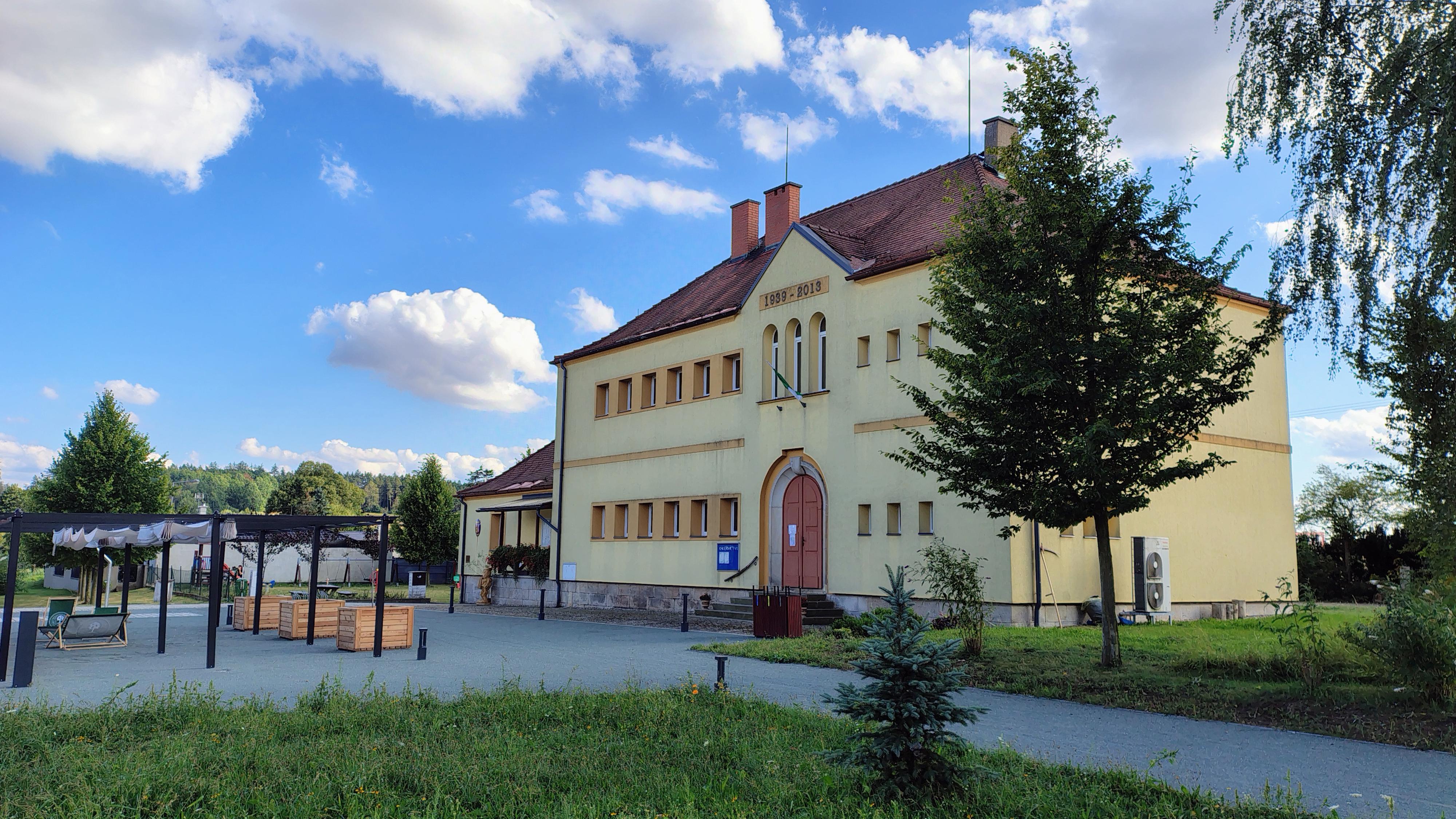 Dubenec - obecní úřad foto 3