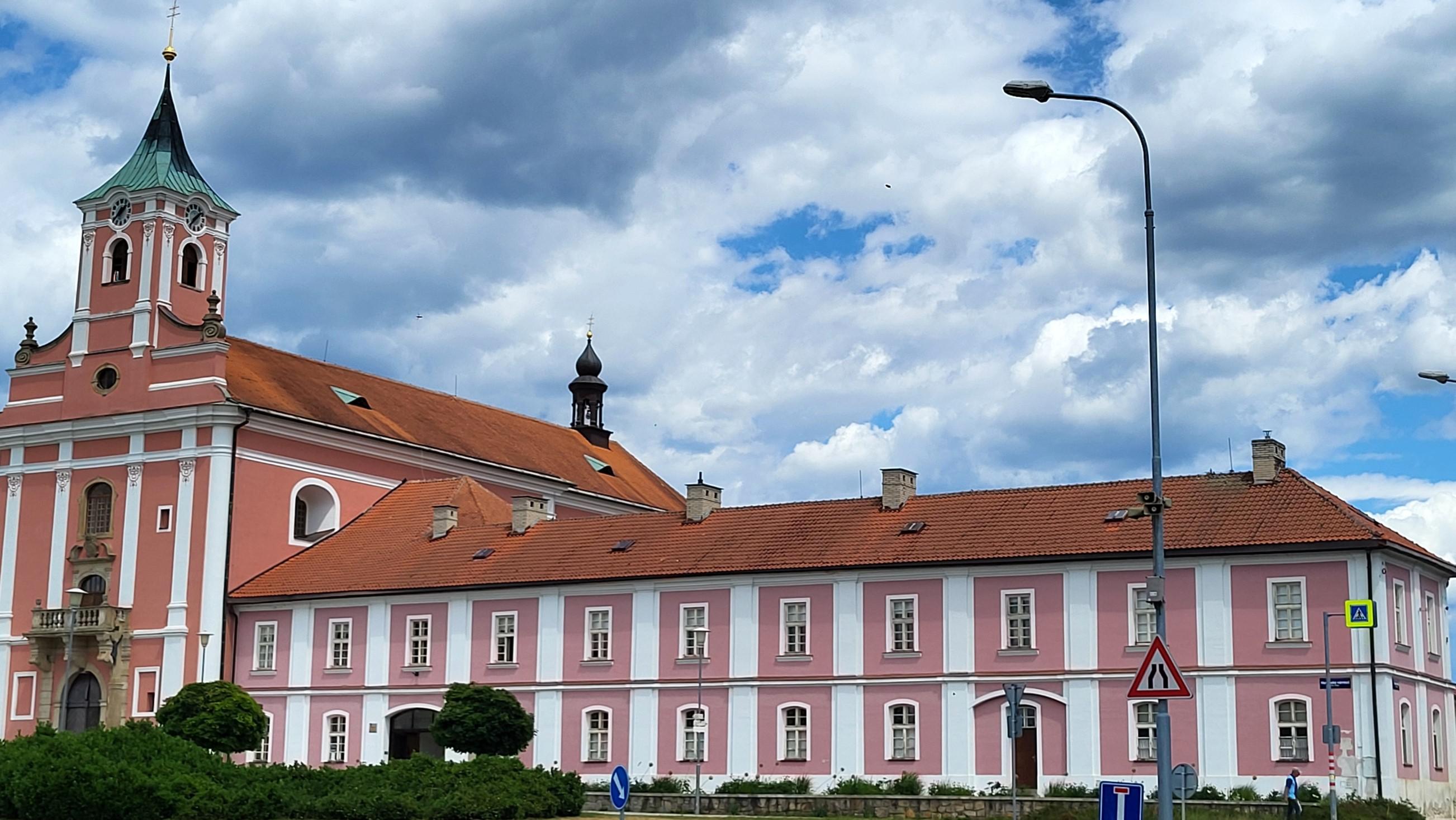 Klášter Kongregace sester karmelitánek Institut Naší Paní z Karmelu