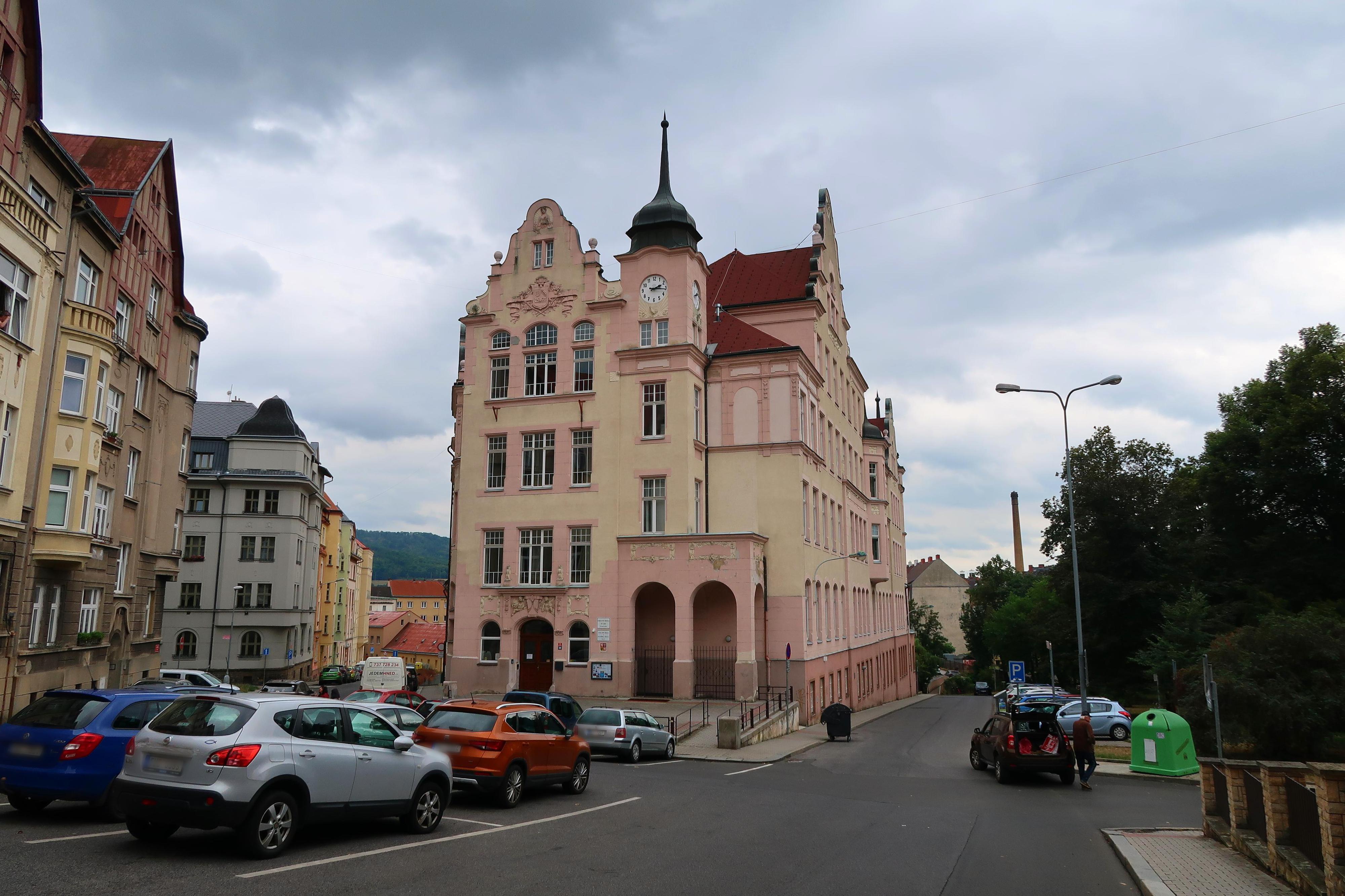 ZŠ a MŠ Děčín, Máchovo náměstí foto 1