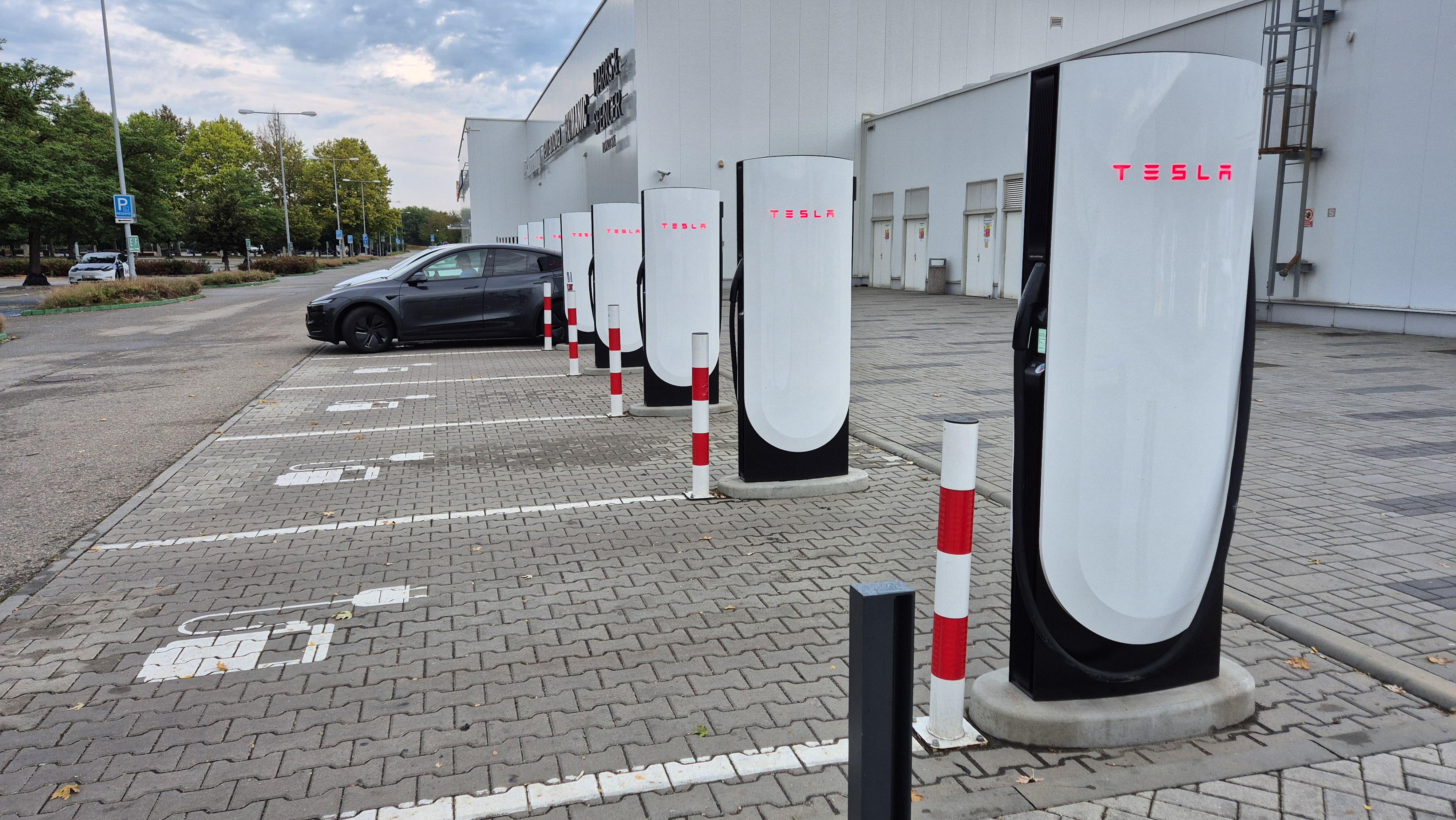 Nabíjecí stanice Tesla supercharger