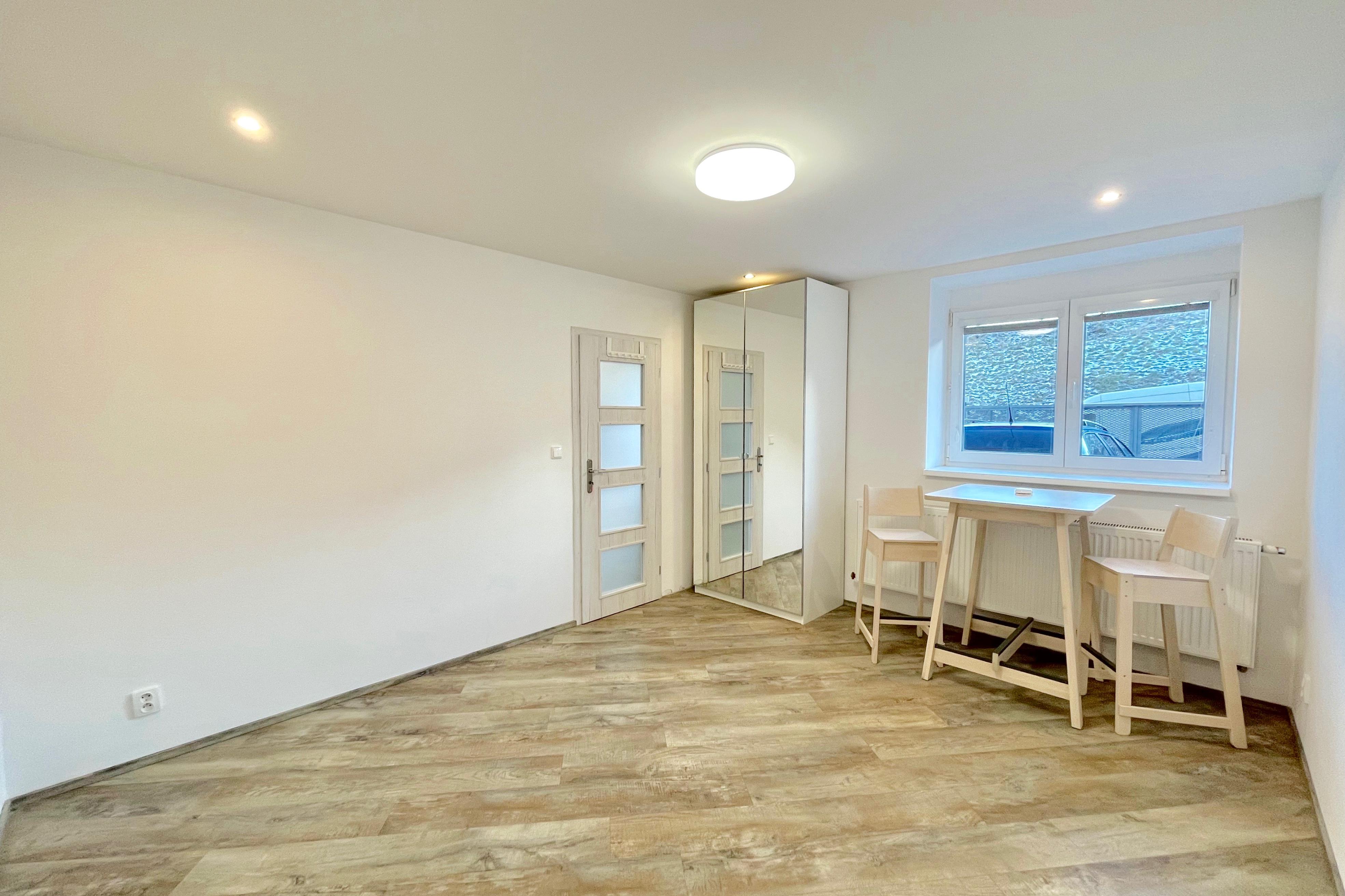Pronájem bytu 1+kk 25 m², K vodojemu, Smíchov