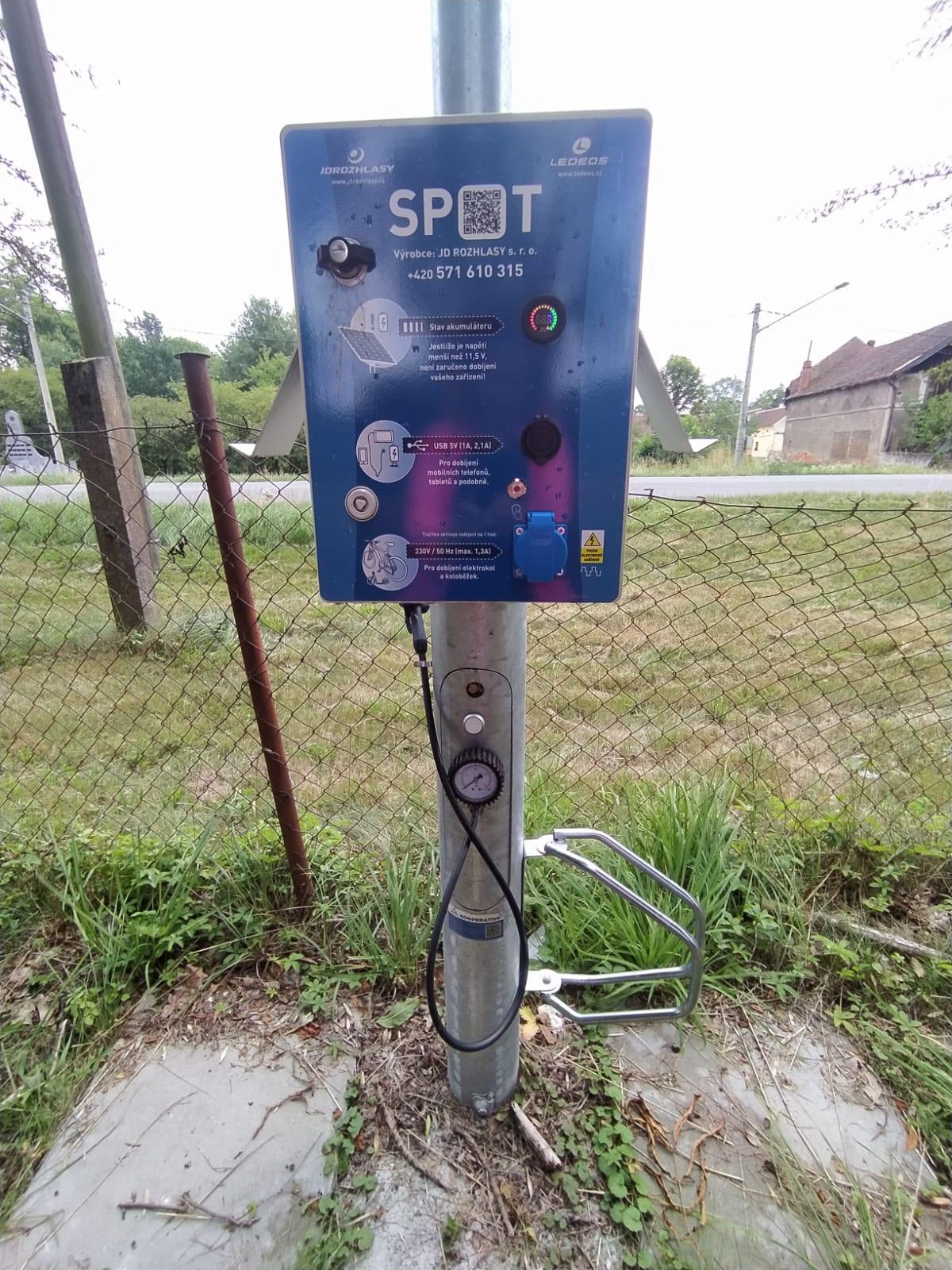 Multifunkční nabíjecí stanice SPOT foto 1