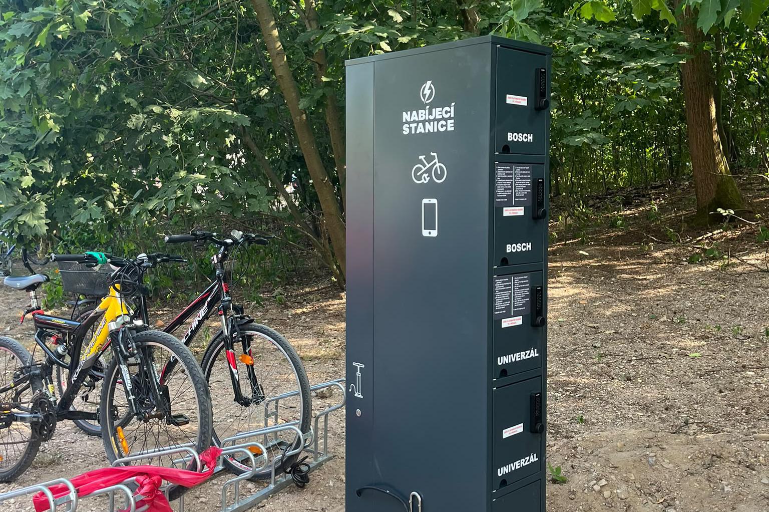 Nabíjecí stanice pro elektrokola a mobilní zařízení