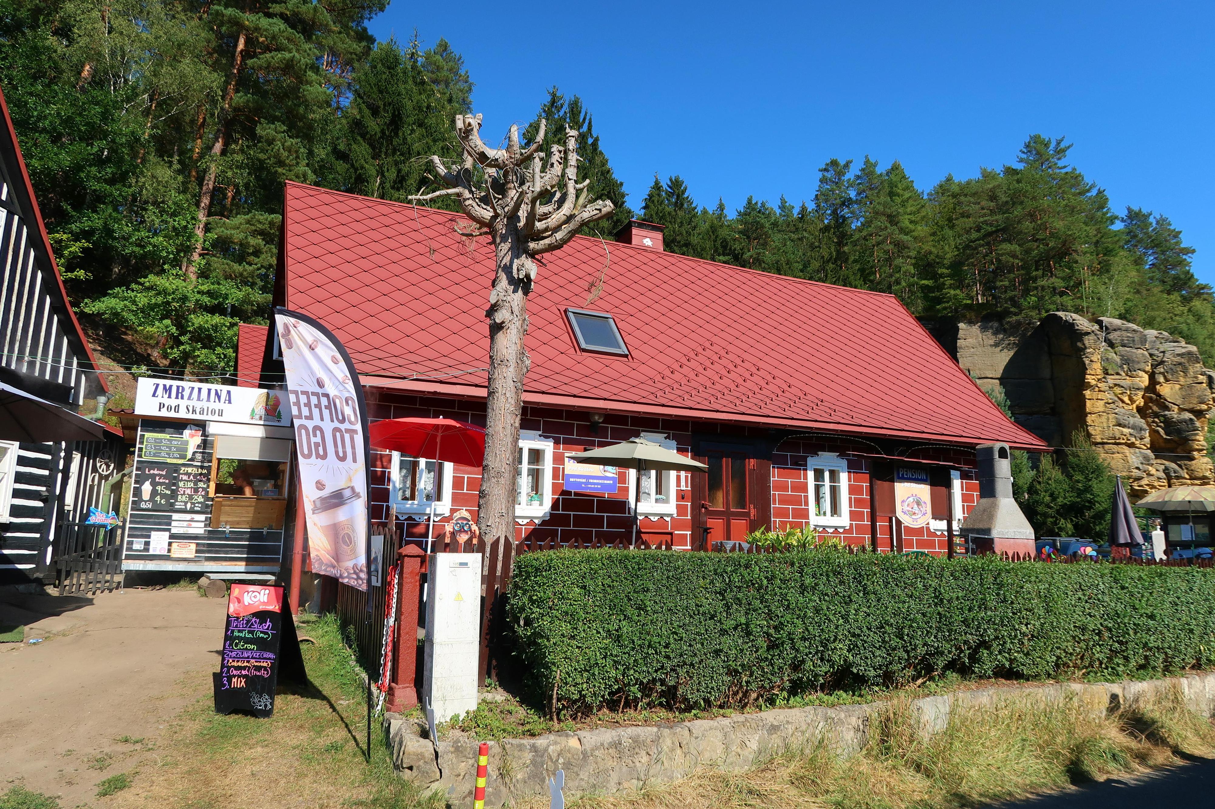 Zmrzlina pod skálou