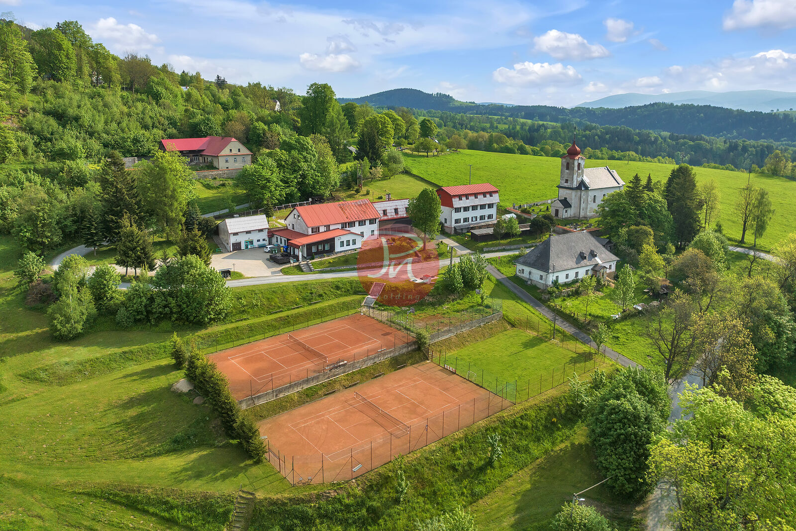 Prodej rozsáhlých pozemků včetně sportovišť!