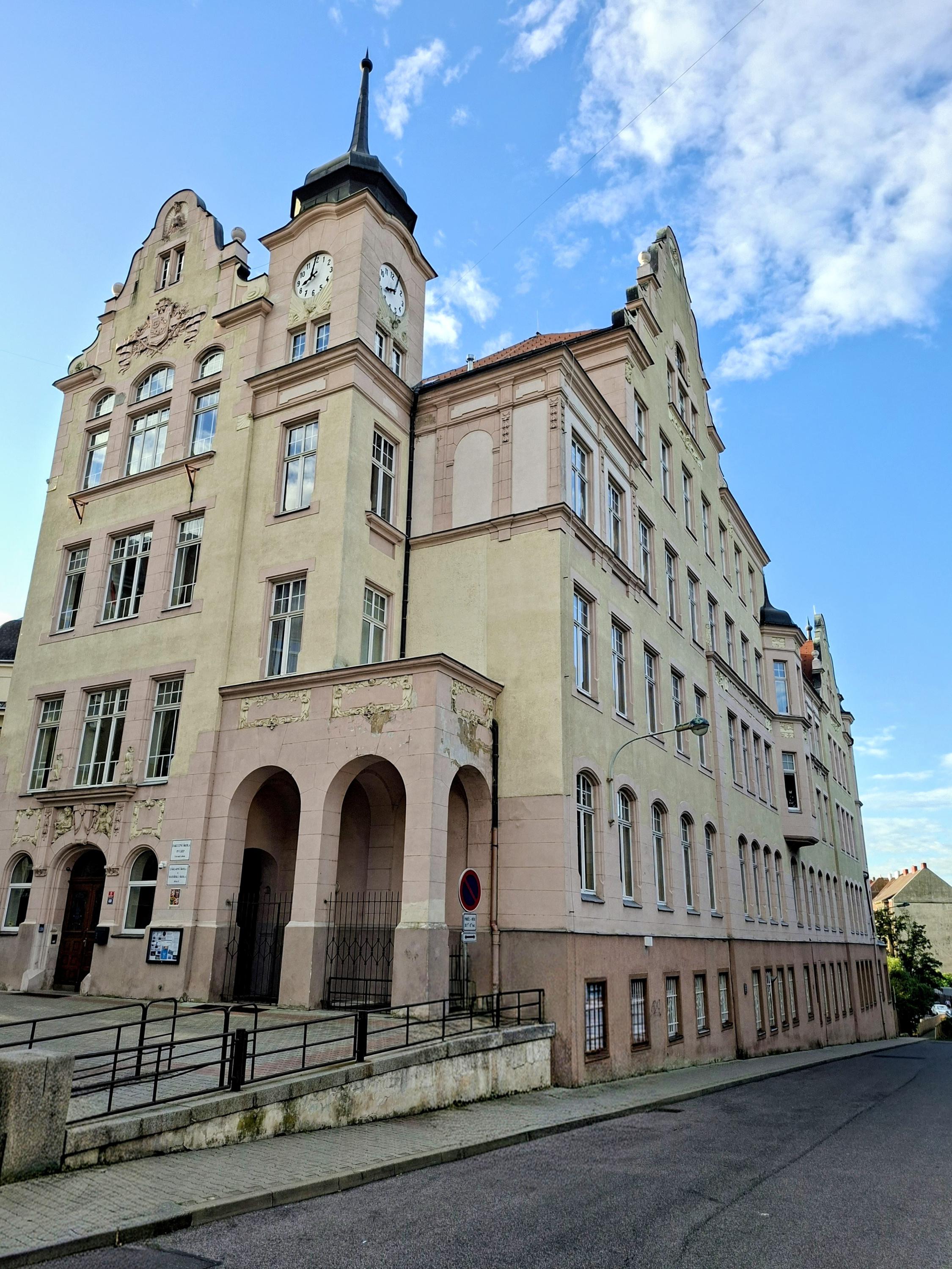 ZŠ a MŠ Děčín, Máchovo náměstí foto 2