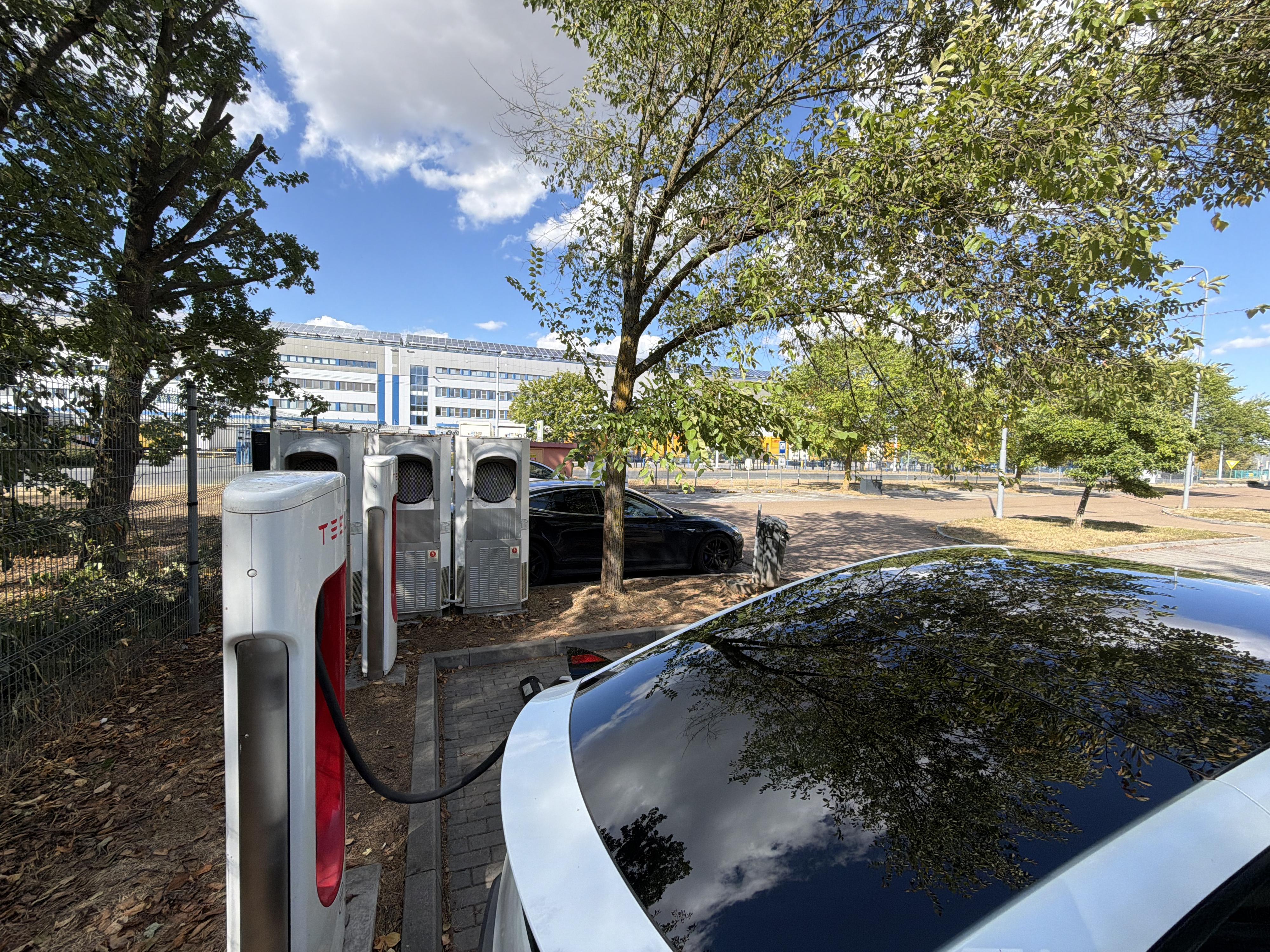 Nabíjecí stanice Tesla supercharger foto 2