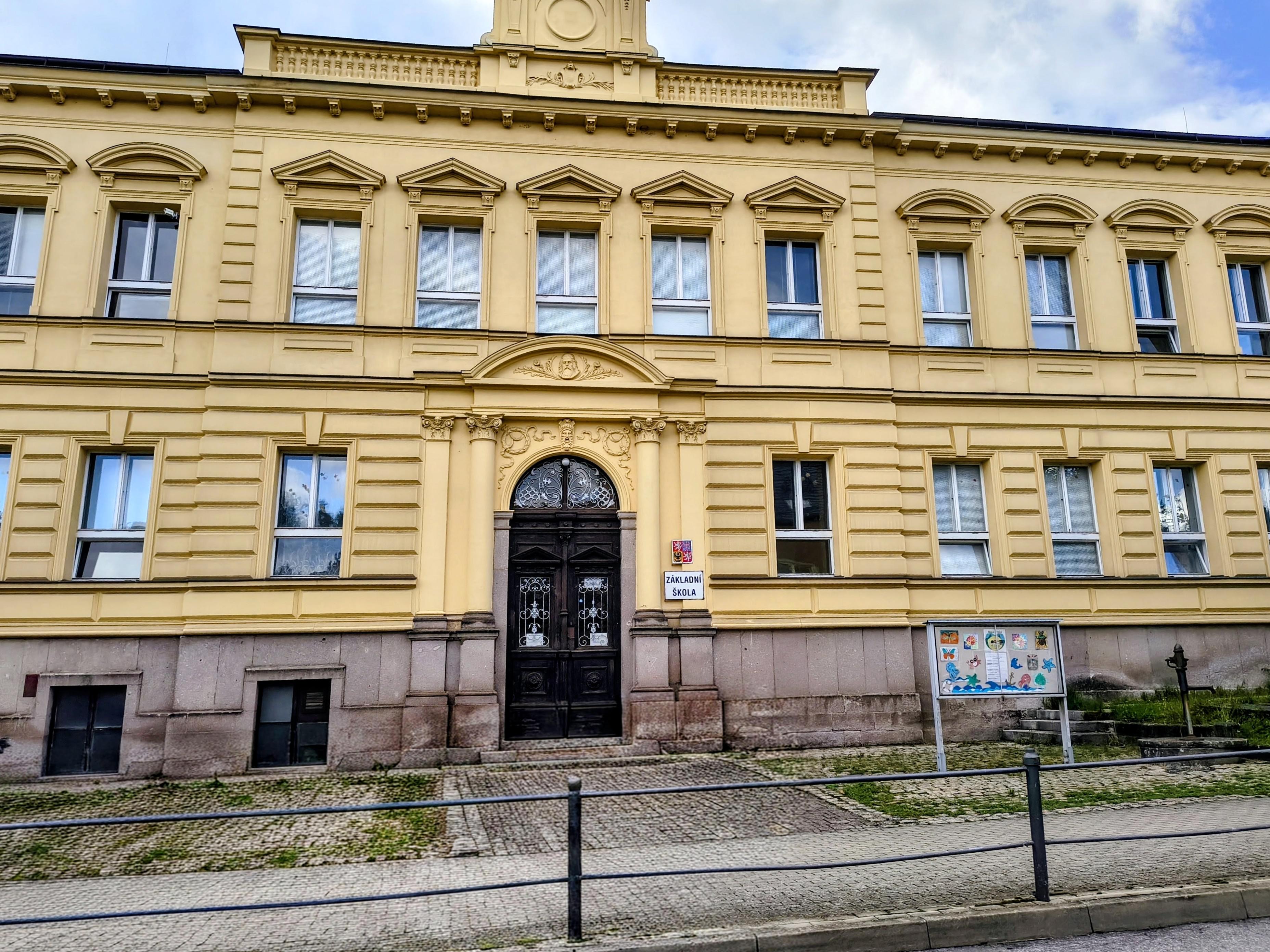 ZŠ Rovensko pod Troskami foto 2
