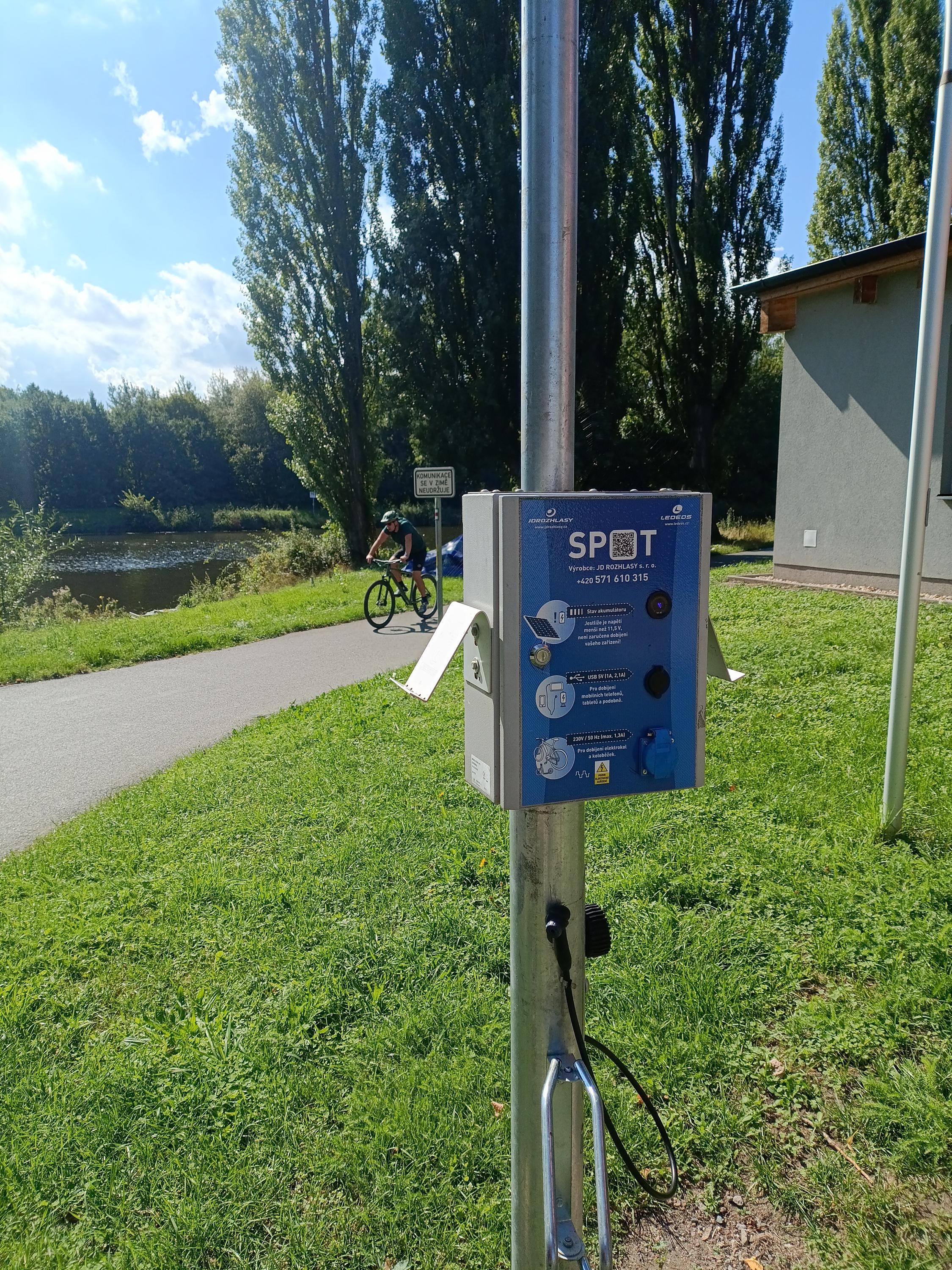 Multifunkční nabíjecí stanice MINI SPOT foto 2